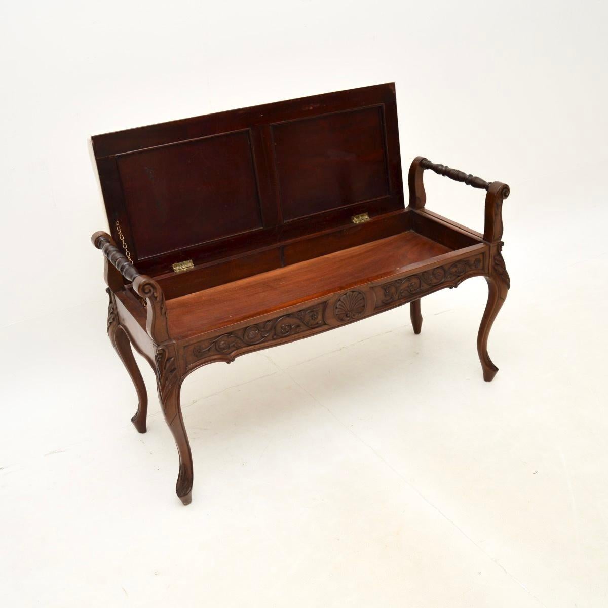 A beautiful and very well made antique Victorian duet piano stool / bench. This was made in England, it dates from around the 1880-1900 period.

The quality is superb, this is a useful and versatile piece. It has exquisite and intricate carving on