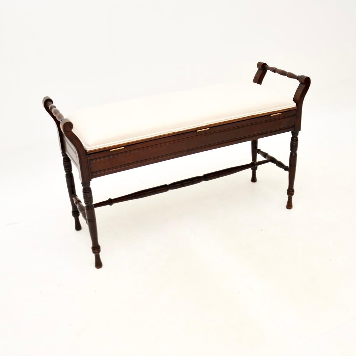 Tissu Tabouret de piano à queue victorien antique en vente