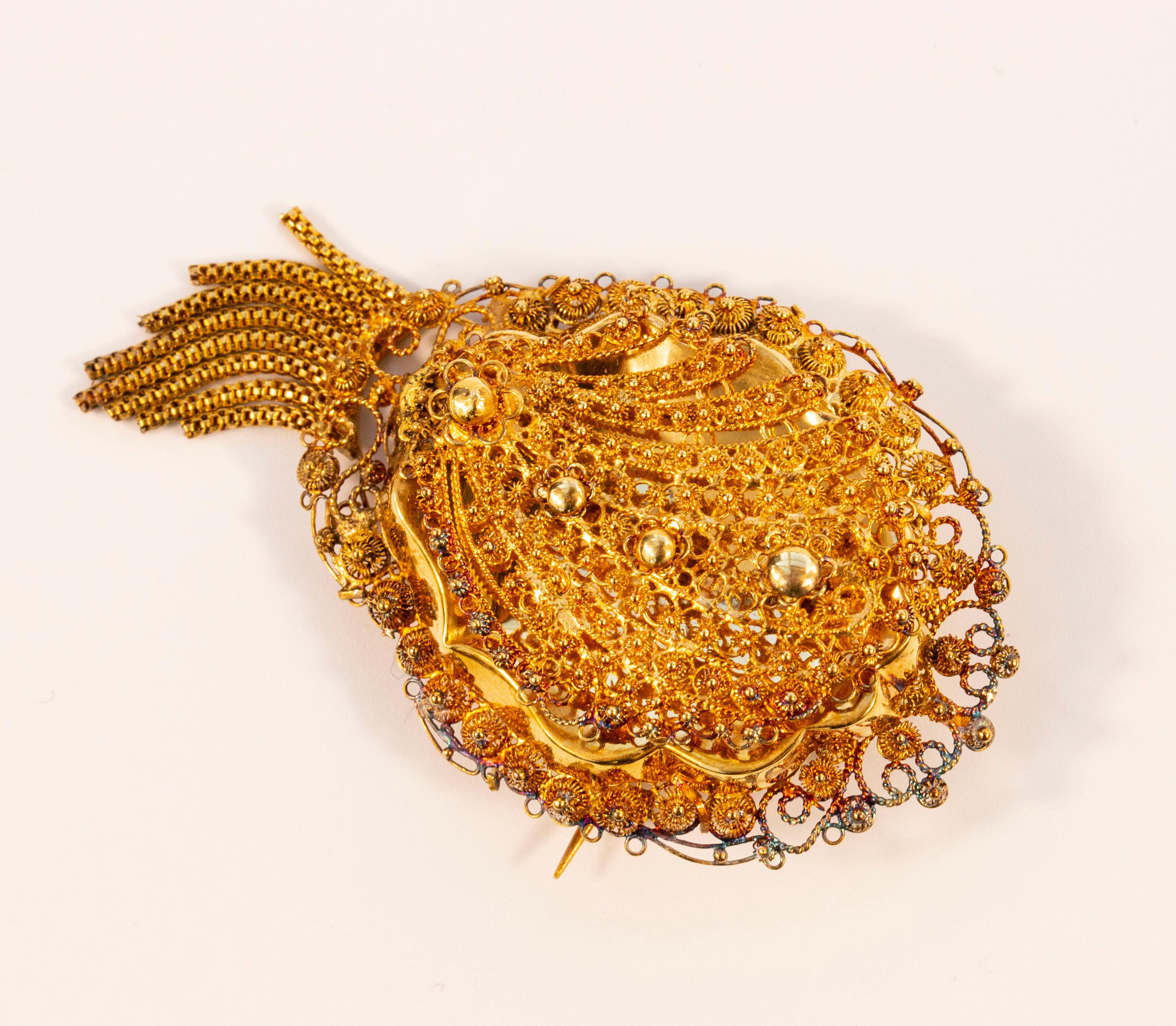 Antique Victorian Dutch 14 Karat Yellow Gold Brooch/Pendant For Sale 7
