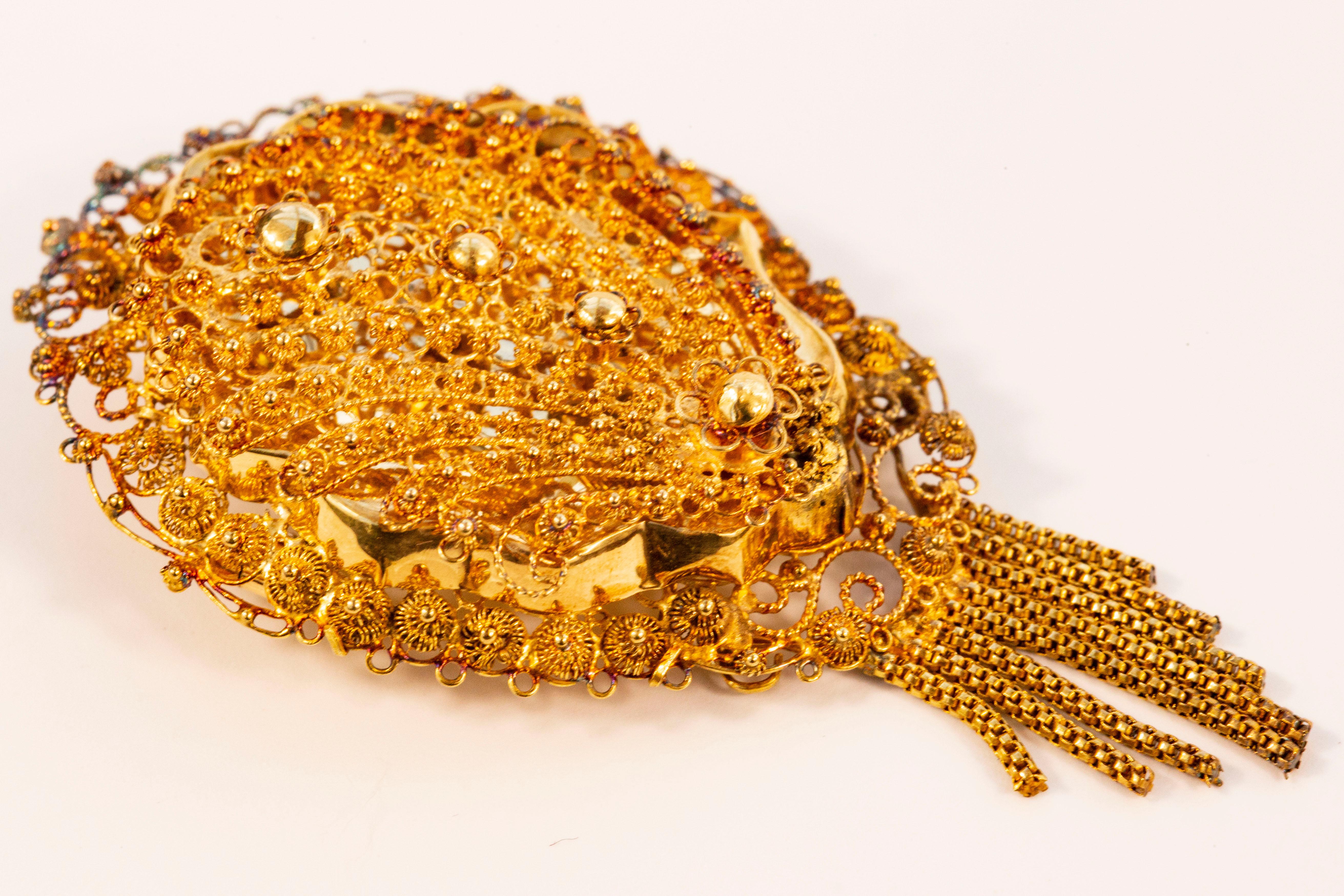 Antique Victorian Dutch 14 Karat Yellow Gold Brooch/Pendant For Sale 8