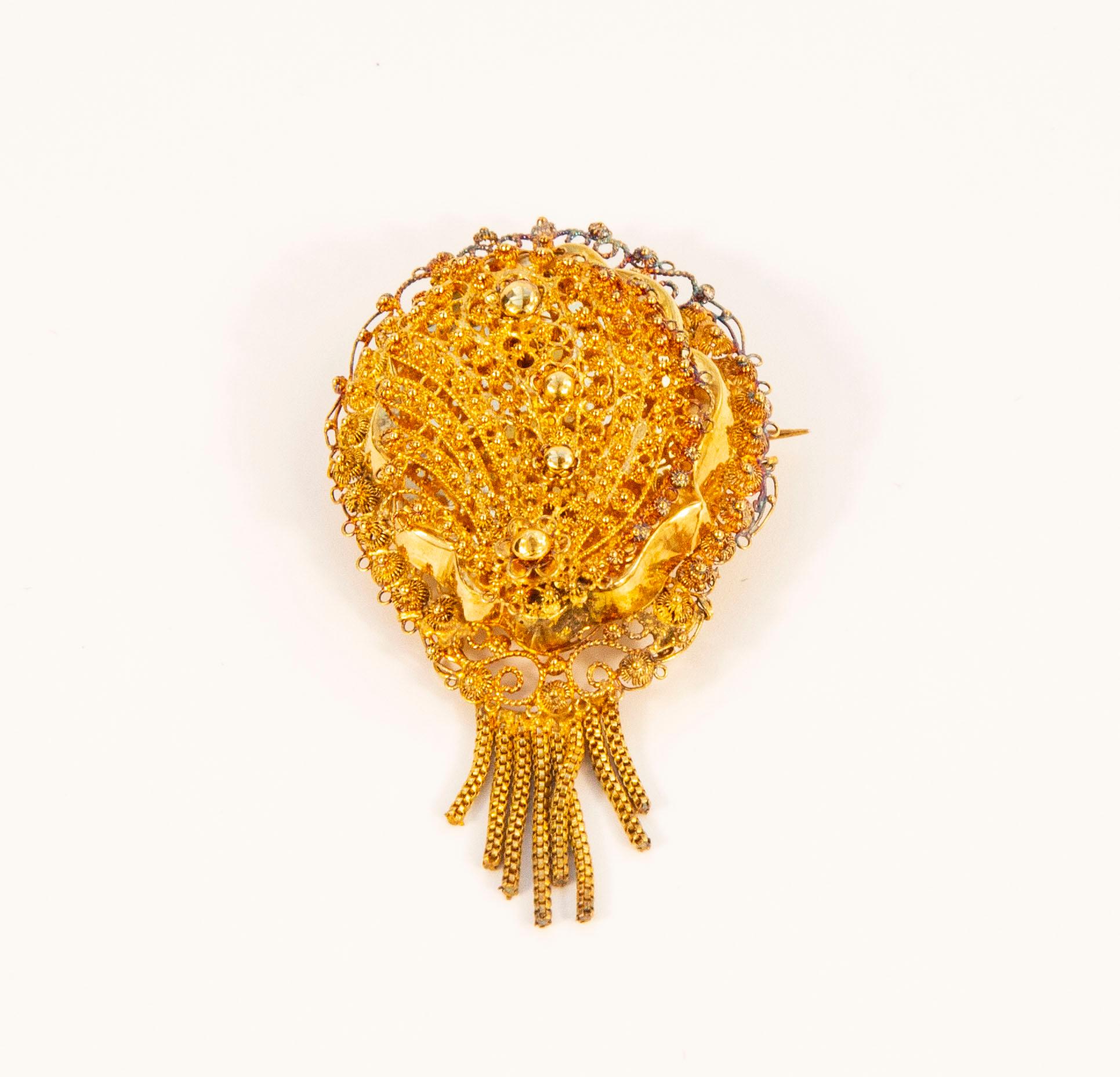 An antique Victorian Dutch 14 karat yellow gold pendant/brooch made with filigree technique. The filigree technique is a very refined method that uses a thin golden thread to form a lace-like pattern and fine embroidery. Each item features very