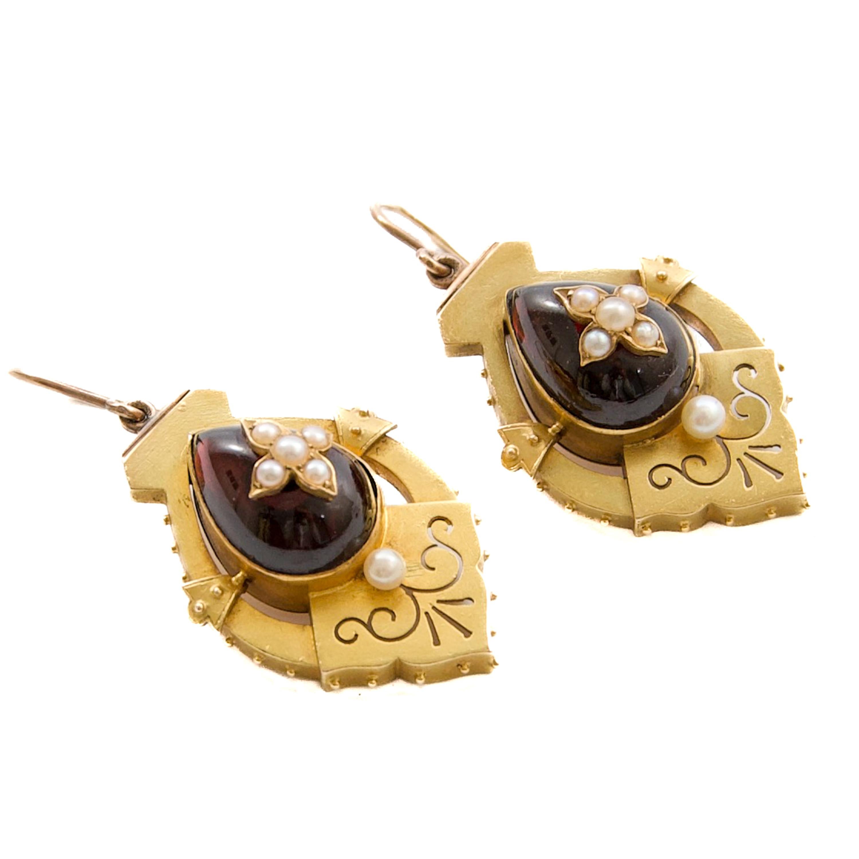 Antique Victorian Earrings in 9K Gold with Garnet Carbuncles and Half Pearls en vente 4