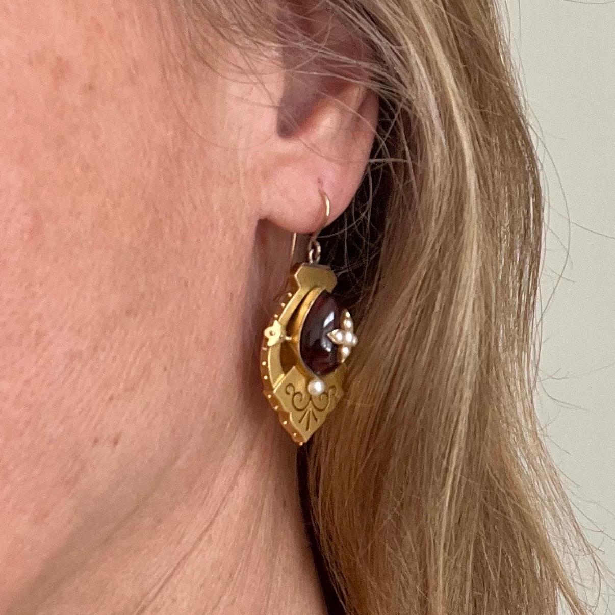 Victorien Antique Victorian Earrings in 9K Gold with Garnet Carbuncles and Half Pearls en vente