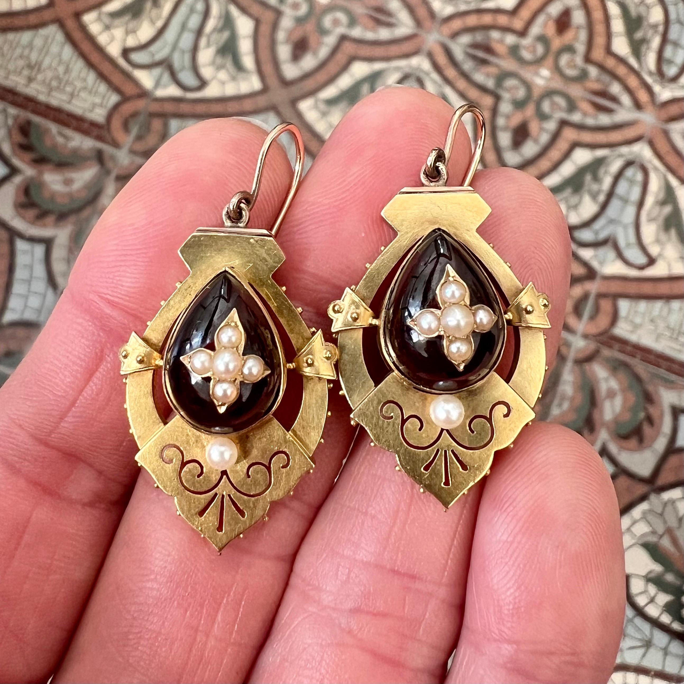 Taille mixte Antique Victorian Earrings in 9K Gold with Garnet Carbuncles and Half Pearls en vente