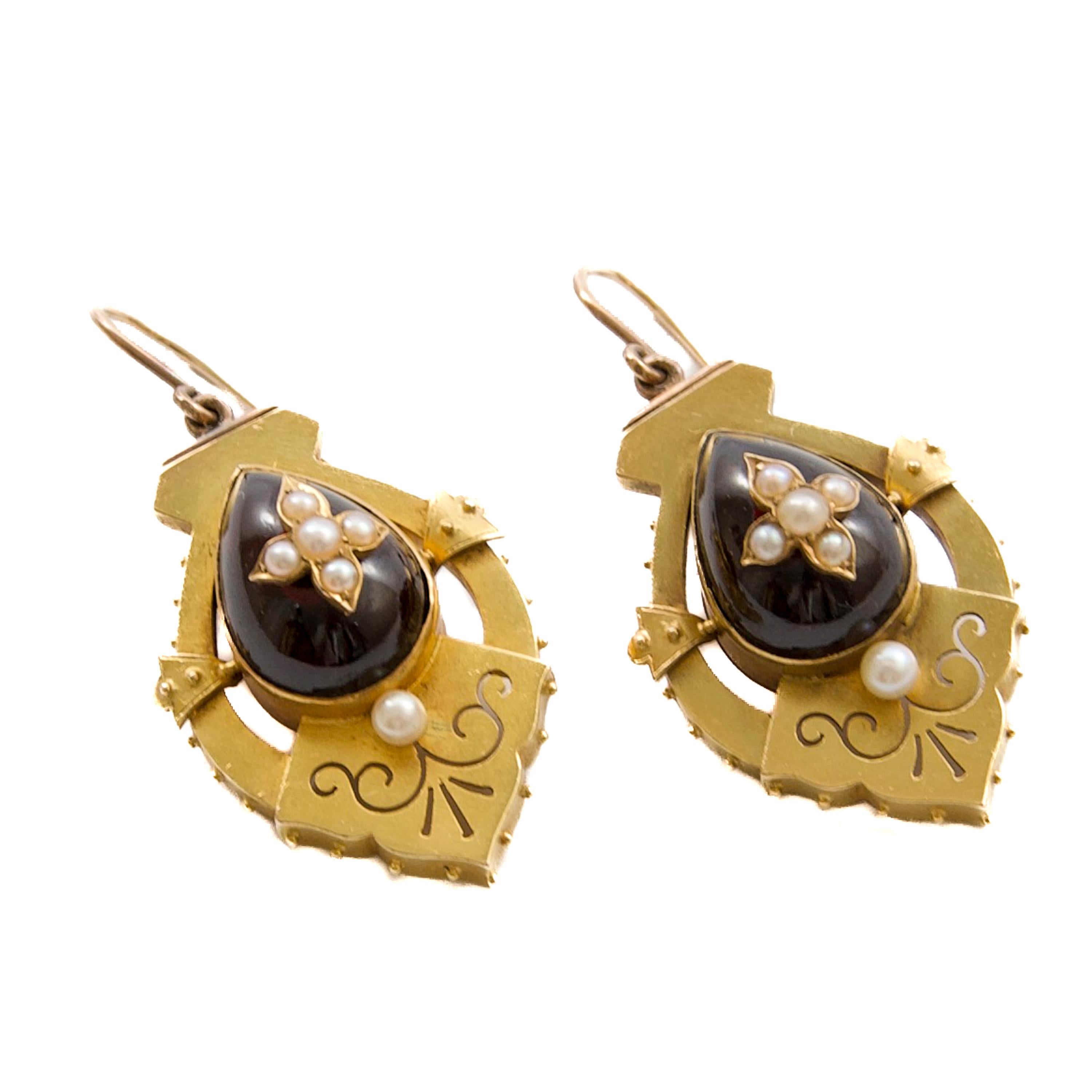Antique Victorian Earrings in 9K Gold with Garnet Carbuncles and Half Pearls Bon état - En vente à Rotterdam, NL