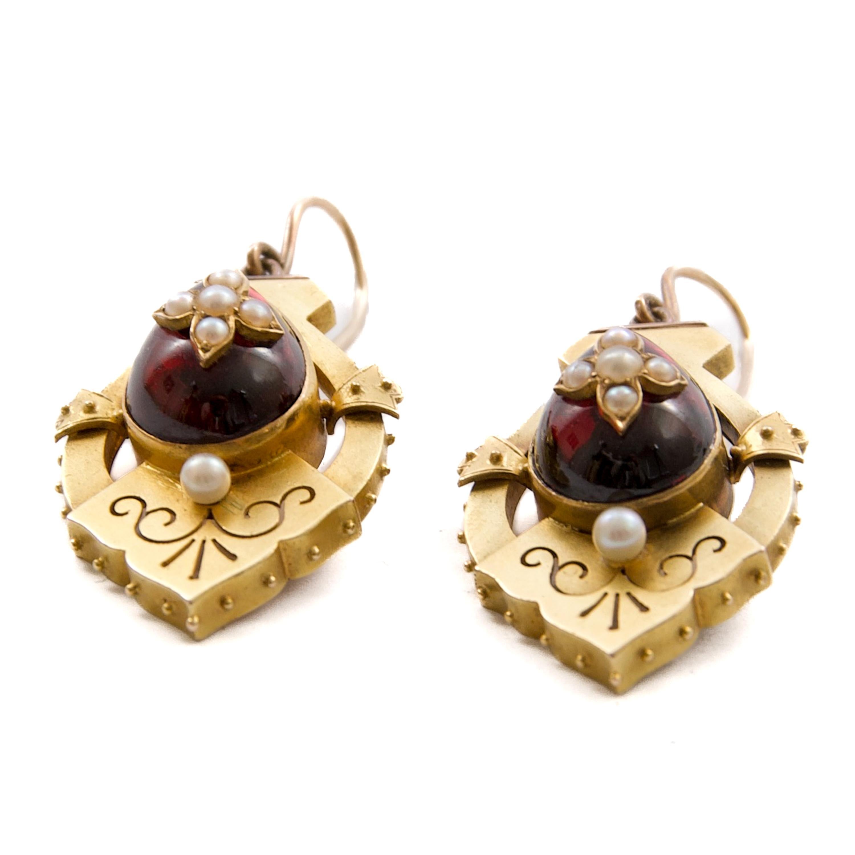 Antique Victorian Earrings in 9K Gold with Garnet Carbuncles and Half Pearls Pour femmes en vente