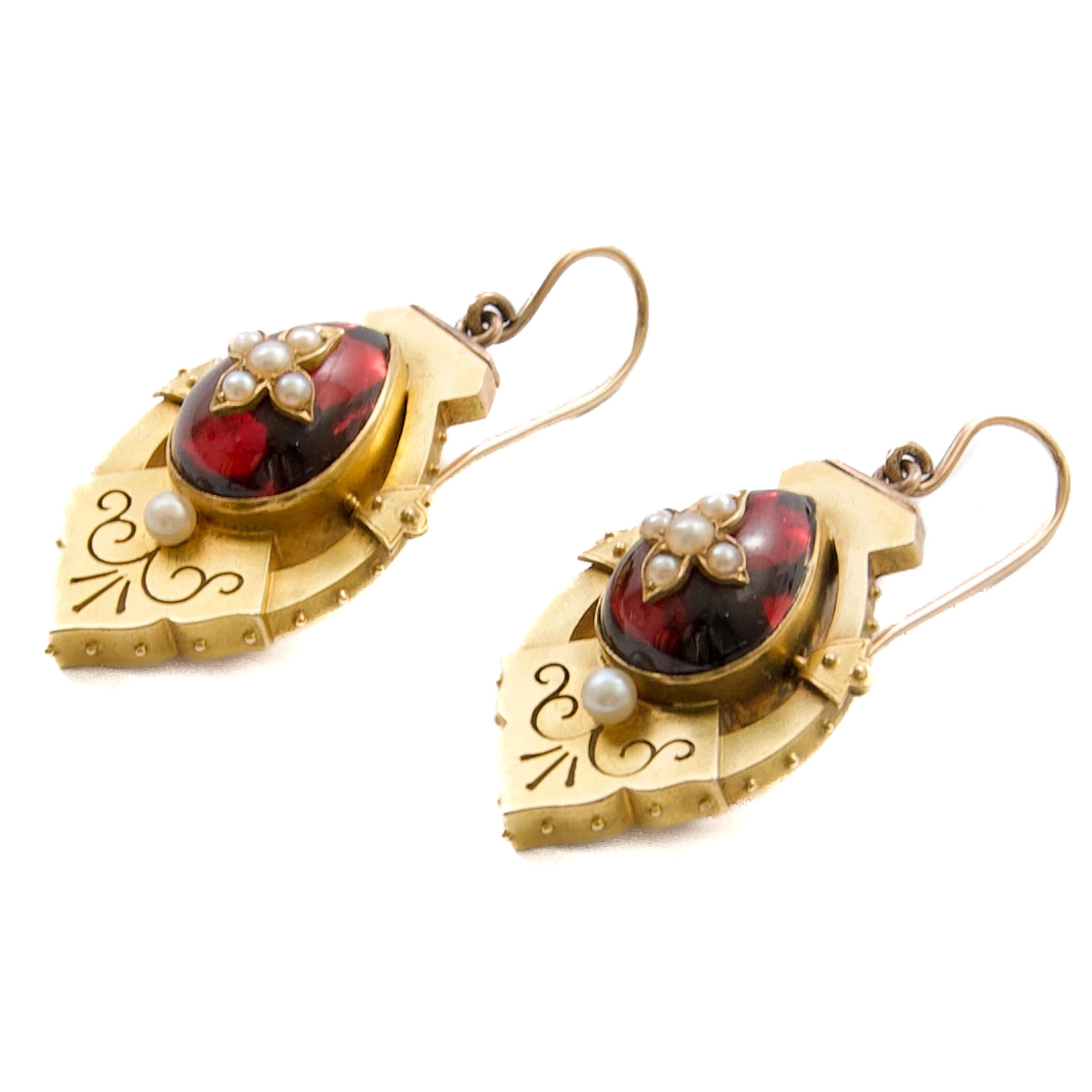 Antique Victorian Earrings in 9K Gold with Garnet Carbuncles and Half Pearls en vente 1