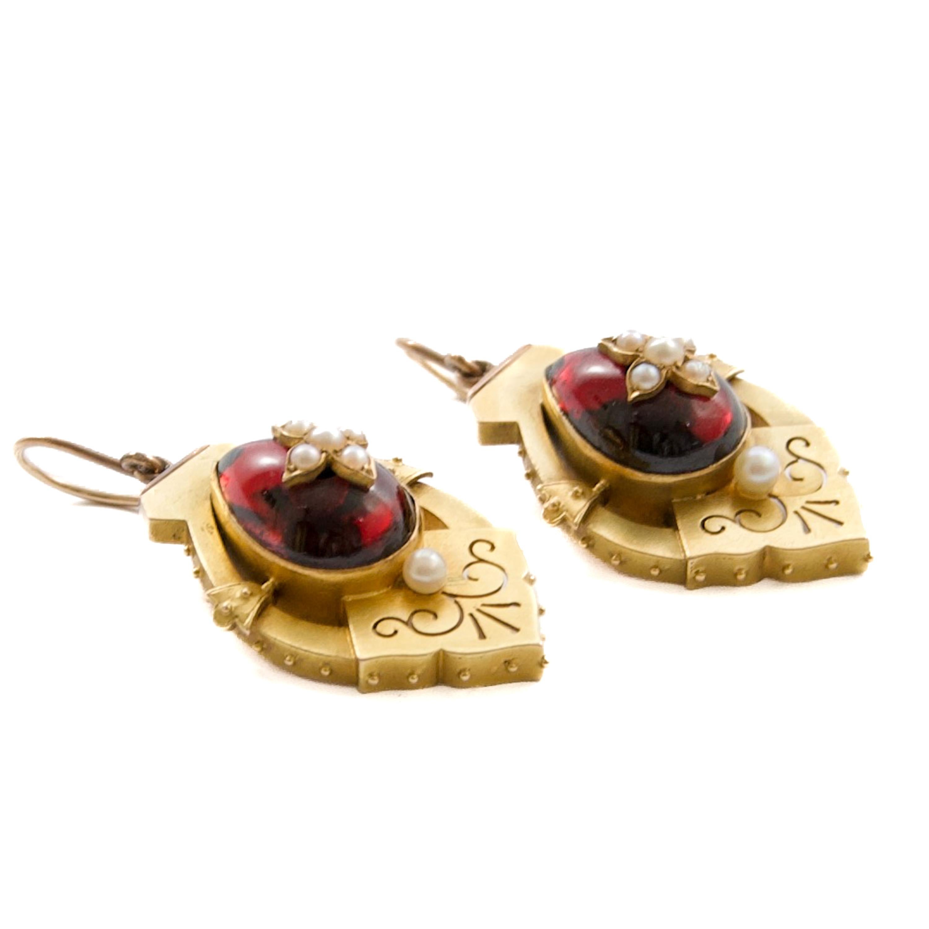 Antique Victorian Earrings in 9K Gold with Garnet Carbuncles and Half Pearls en vente 2