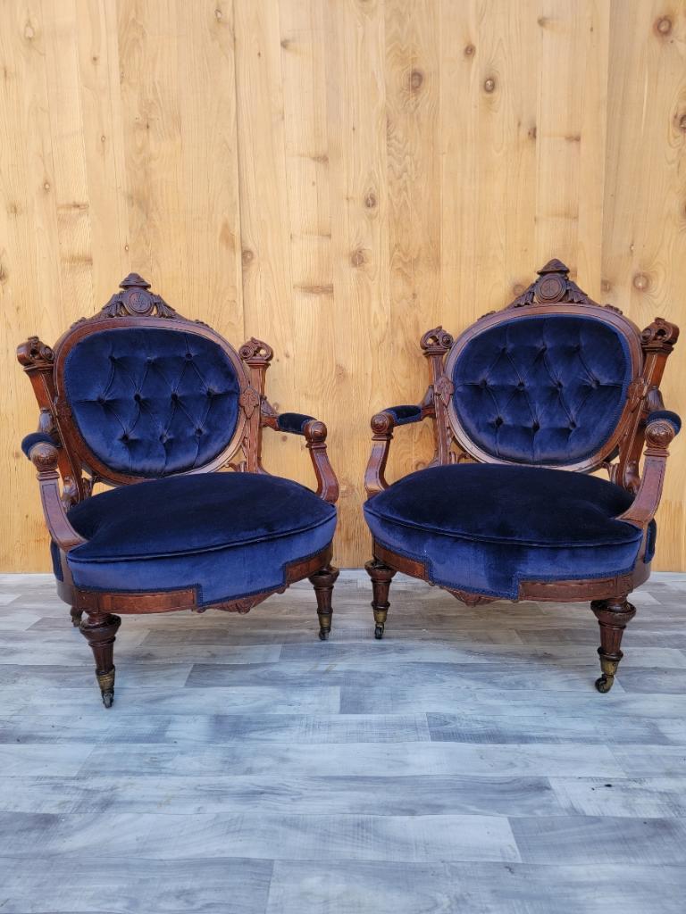 Ancienne paire de fauteuils victoriens Eastlake en noyer sculpté à la main et en noyer ronceux, nouvellement tapissés de velours 
