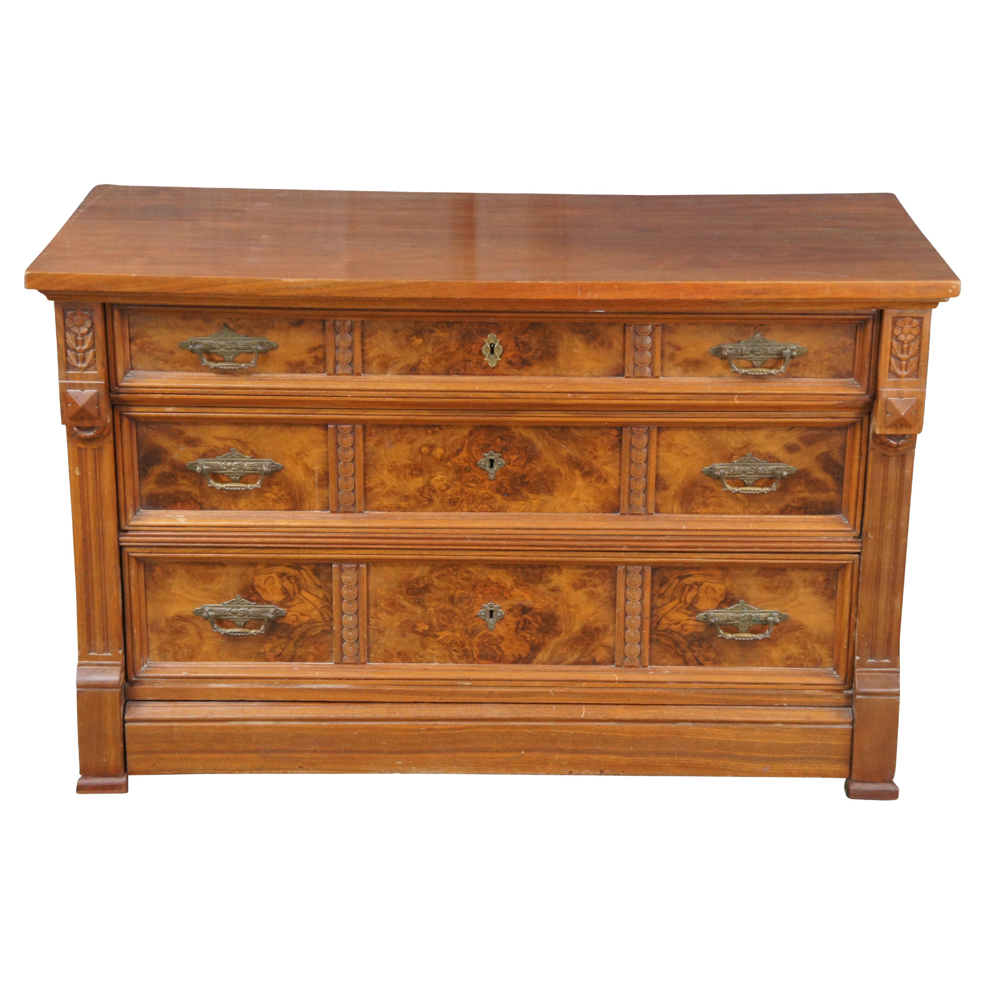 Cette magnifique commode de l'époque victorienne date de la période esthétique, vers les années 1880. Réalisée en noyer, elle comporte trois tiroirs gradués entre des montants prononcés, sculptés de marguerites sur un médaillon d'Apex et de