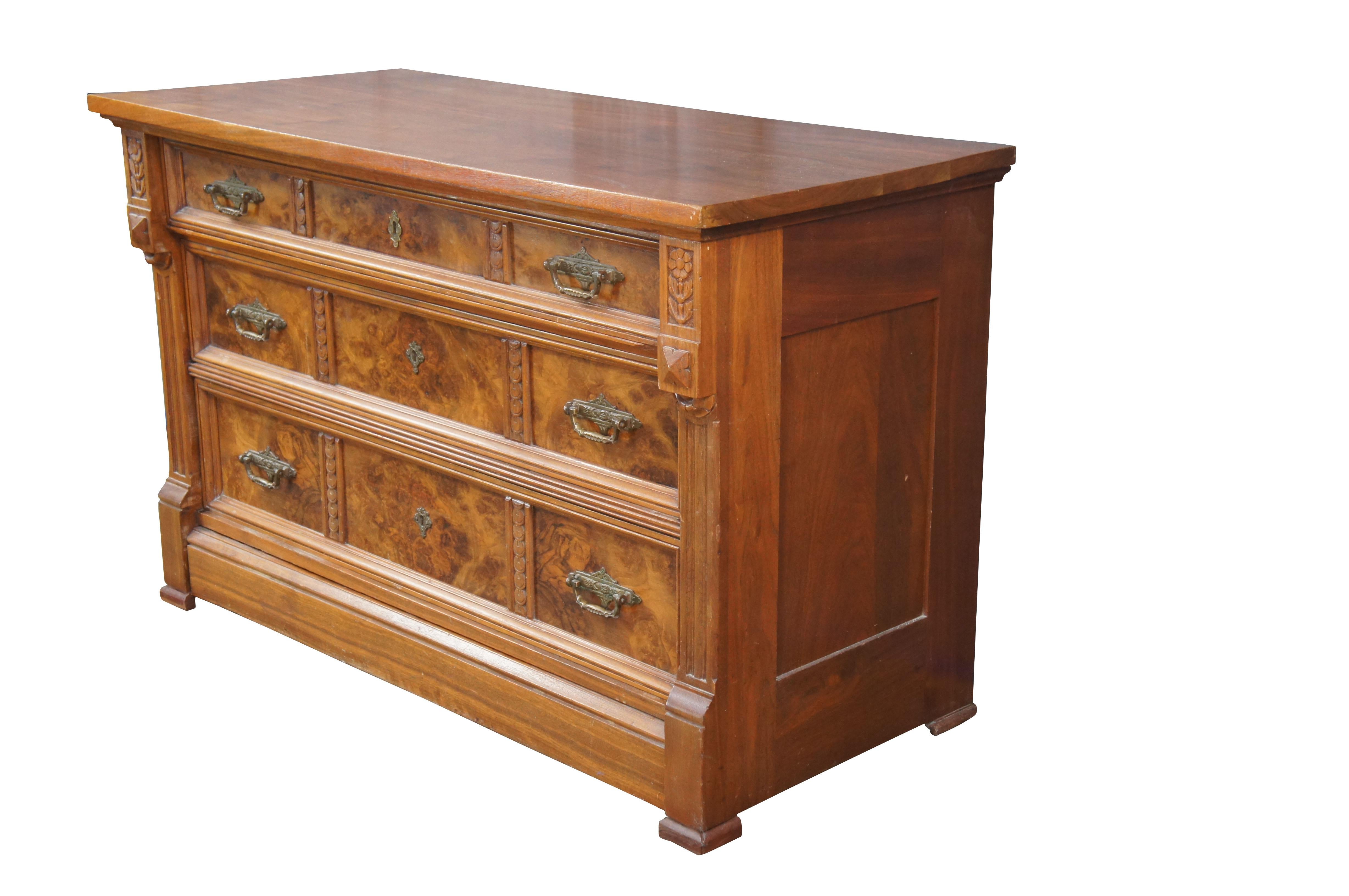 Américain Ancienne commode victorienne Eastlake en loupe de noyer sculptée Dresser 46