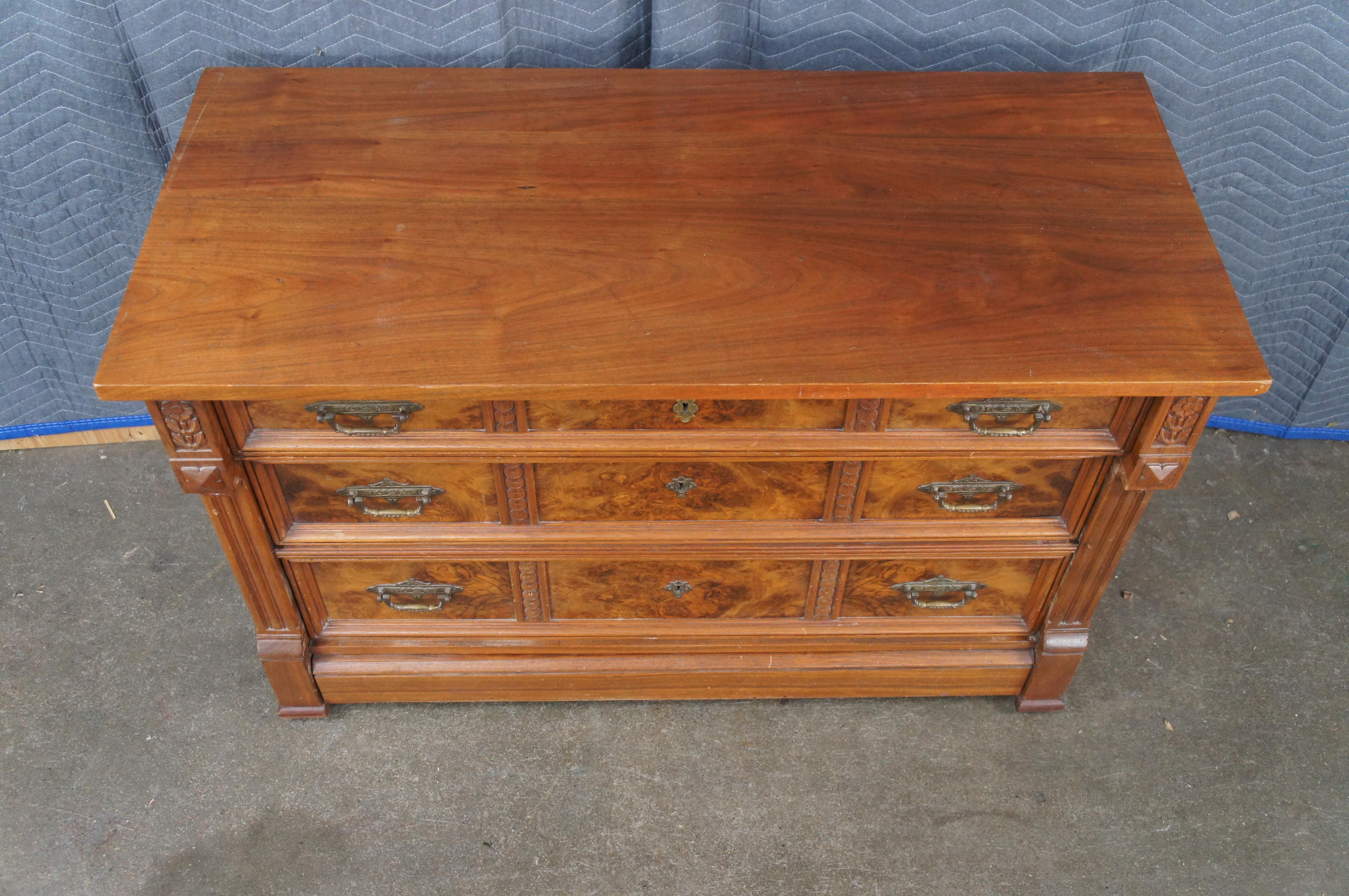 Ancienne commode victorienne Eastlake en loupe de noyer sculptée Dresser 46