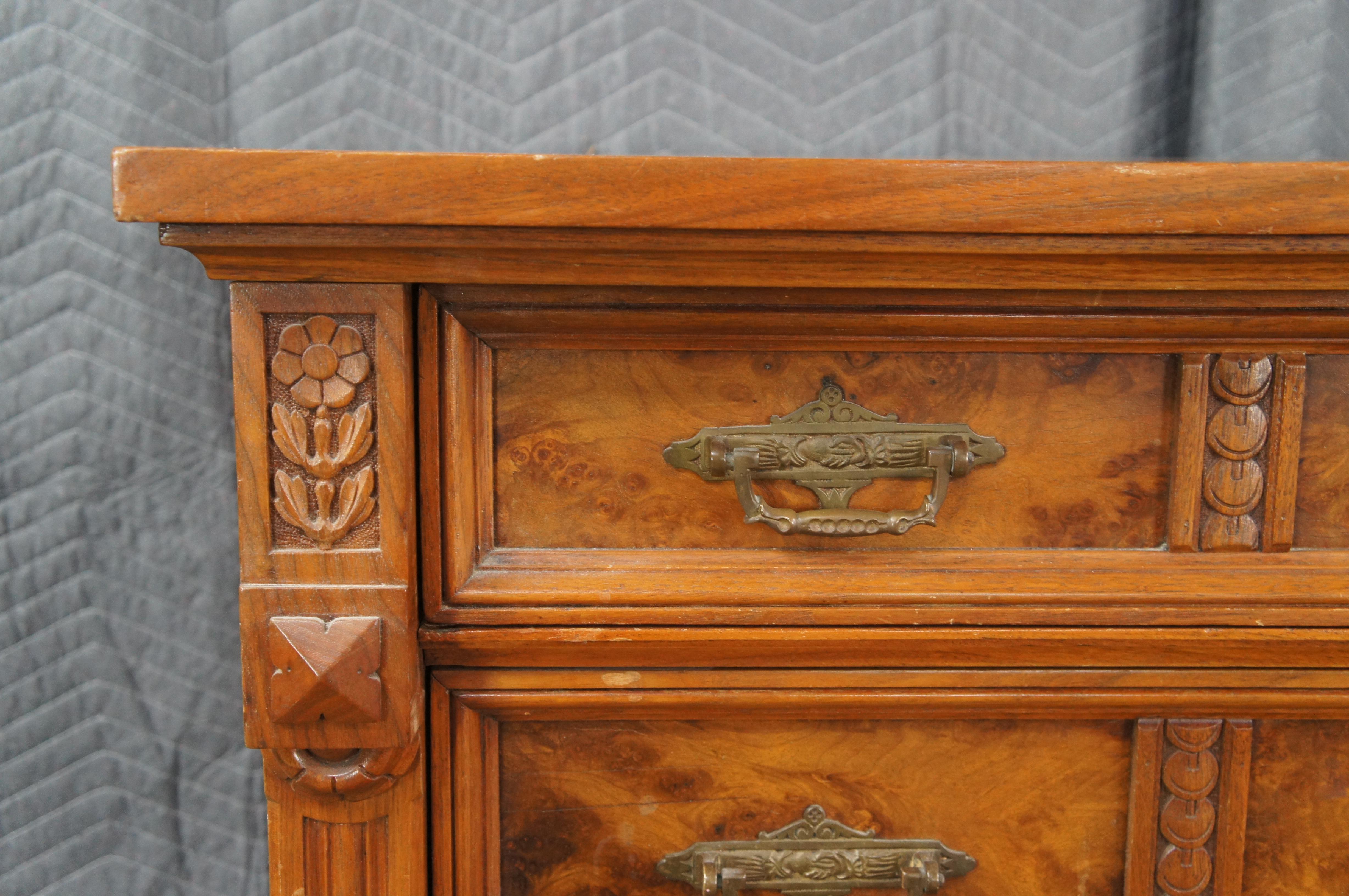XIXe siècle Ancienne commode victorienne Eastlake en loupe de noyer sculptée Dresser 46