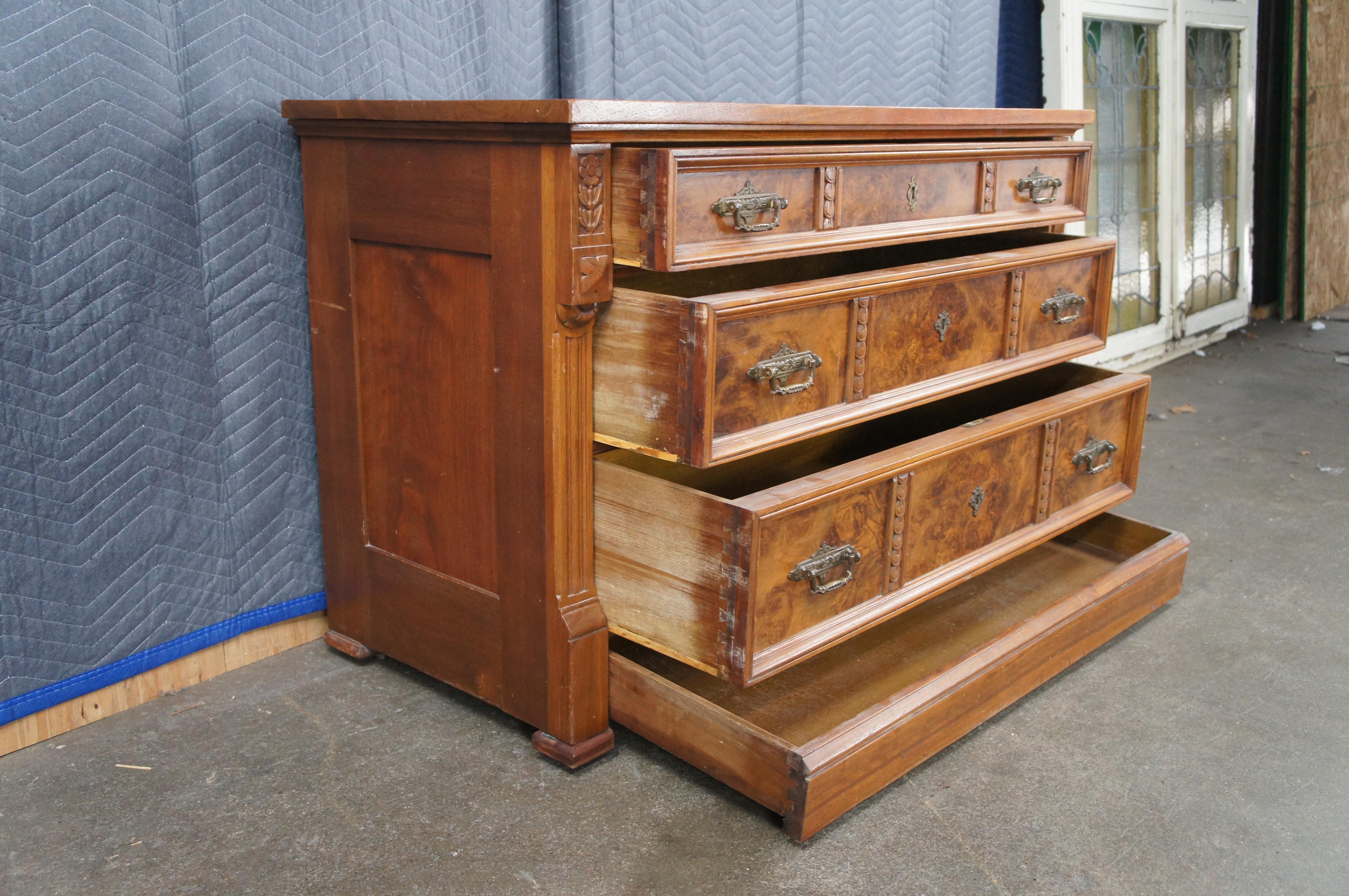 Laiton Ancienne commode victorienne Eastlake en loupe de noyer sculptée Dresser 46