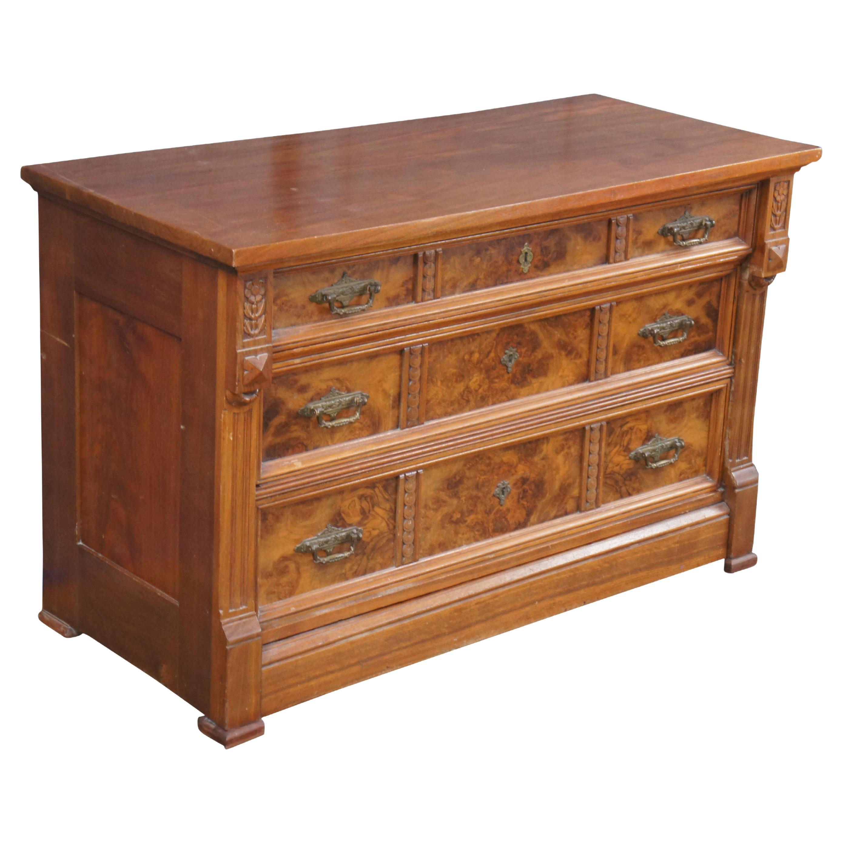 Ancienne commode victorienne Eastlake en loupe de noyer sculptée Dresser 46" en vente