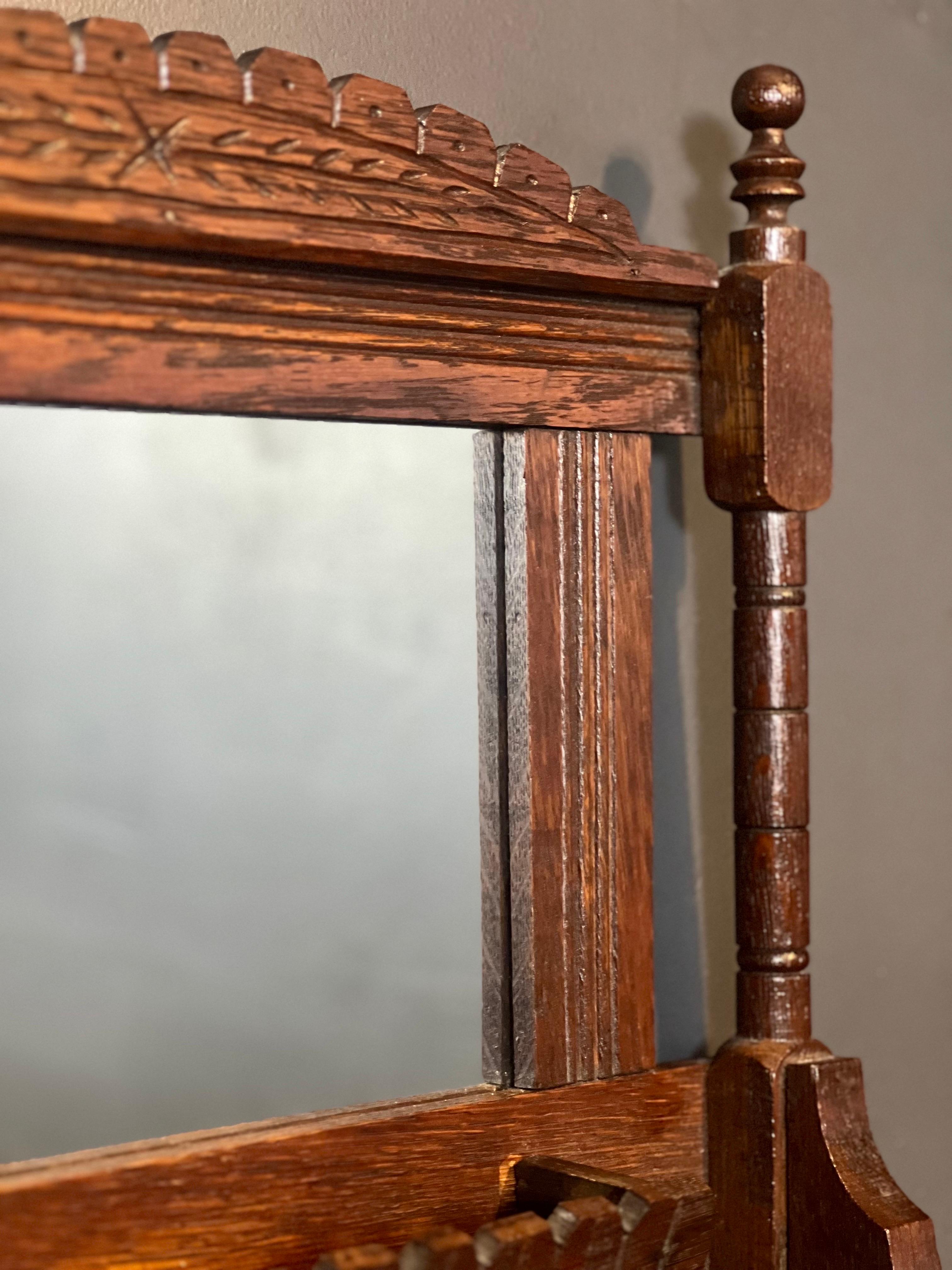 Eastlake Antique Mirror vittoriano in Oak con barra portasciugamani in vendita