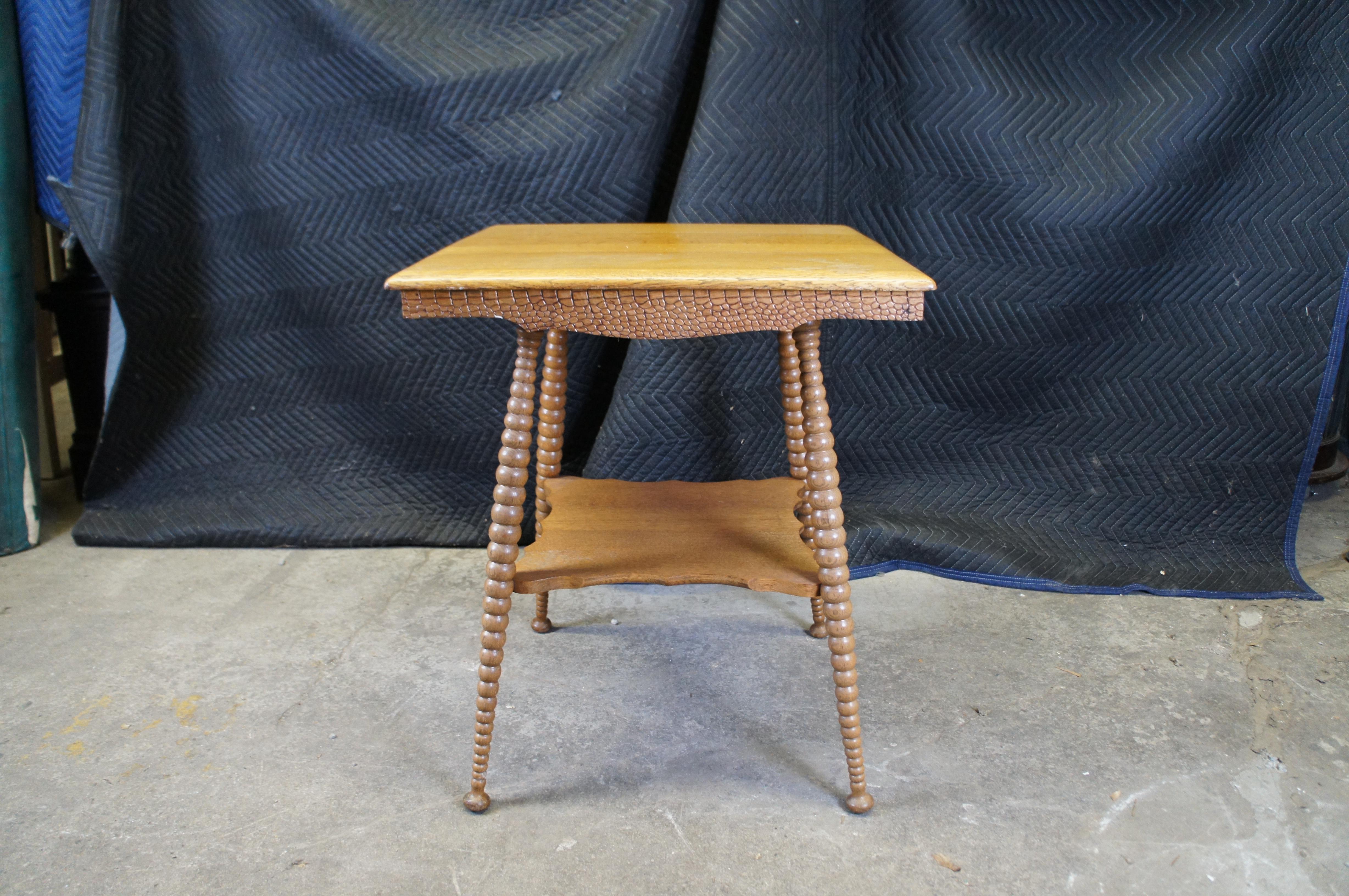 Ancienne table de salon victorienne carrée Eastlake en chêne à 2 étages empilée  28