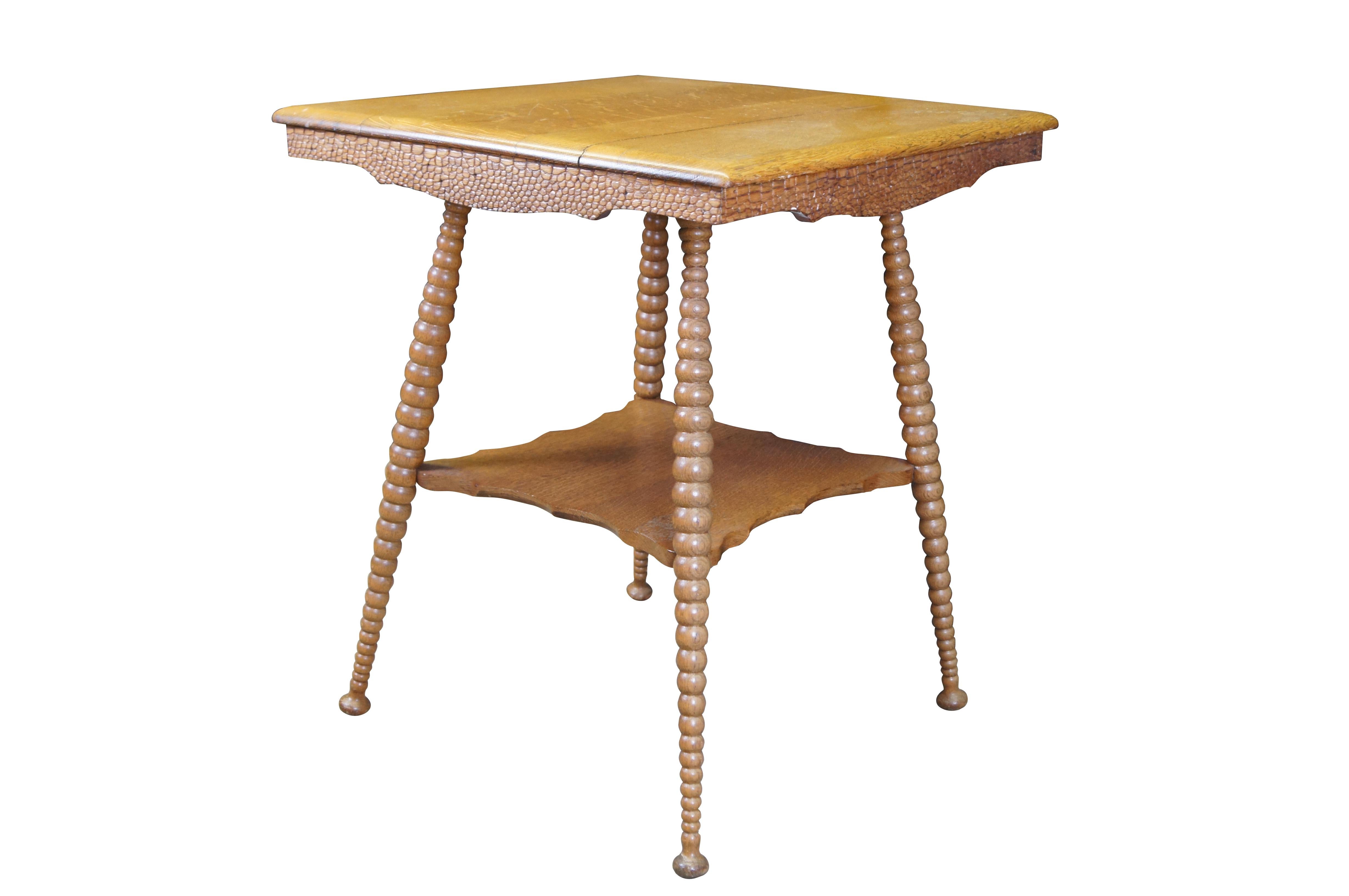 Ancienne table de salon victorienne Eastlake.  Fabriquée en chêne, elle présente une forme carrée avec une jupe en peau de serpent / alligator / crocodile, soutenue par quatre pieds gradués et effilés en boule / bobine / nervuré, reliés par une