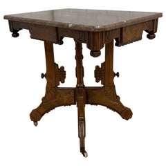 Antike viktorianische Parlor-Lampe/Akzenttisch mit geschnitzter Marmorplatte im Eastlake-Stil