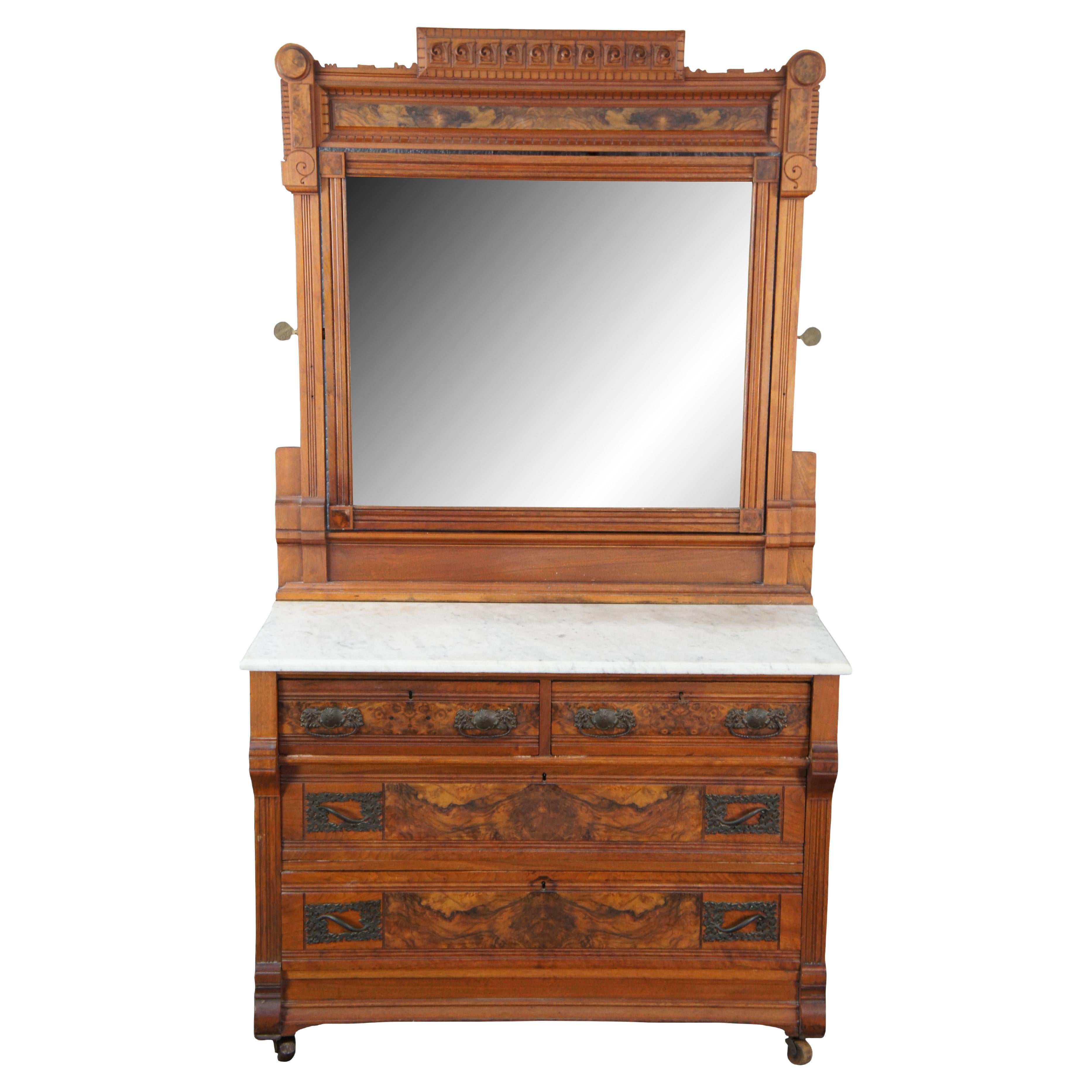 Un comò americano di epoca vittoriana, circa 1880. Realizzato in noce con un piano in marmo bianco su quattro cassetti a coda di rondine.  Ogni cassetto ha una bellissima impiallacciatura in radica di noce e tiraggi in stile barocco.  La cassettiera