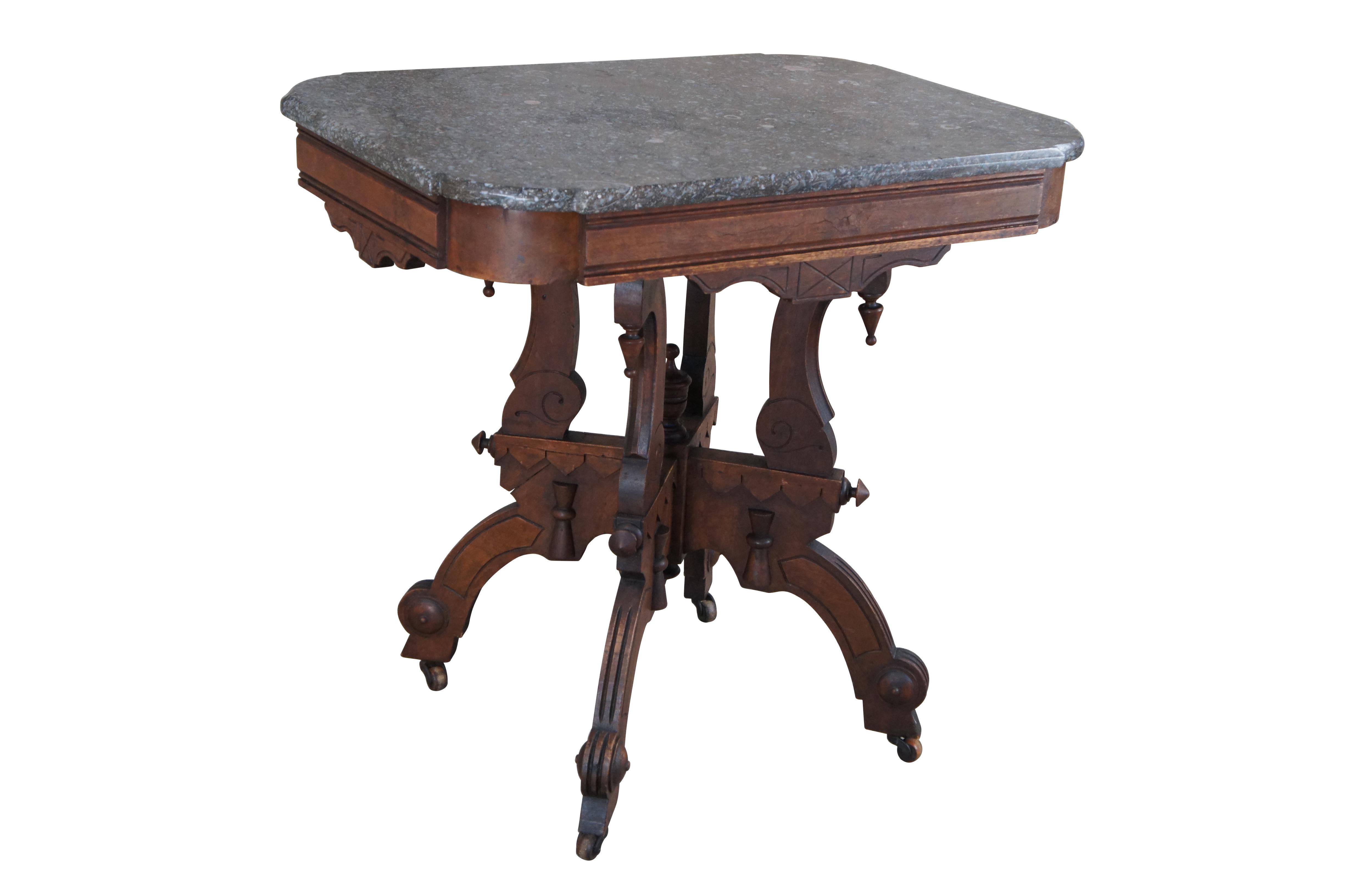 Tavolo da salotto o da centro della fine del XIX secolo, antico Eastlake vittoriano. Una grande forma rettangolare in noce con accenti geometrici, piano in granito, urna trofeo intagliata e terminali a goccia circondati da pannelli