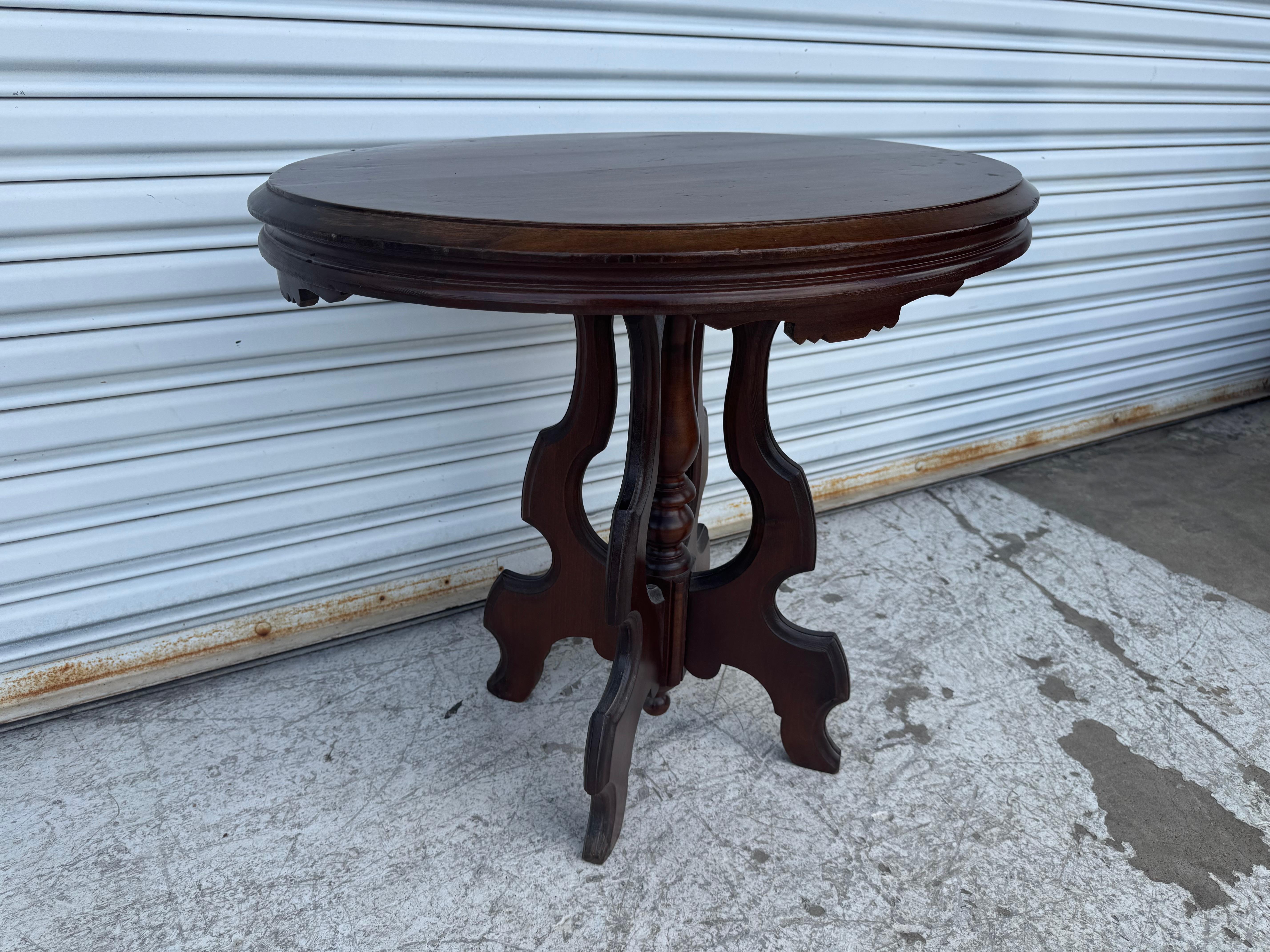 Antico tavolino in stile Eastlake con robusta struttura in mogano e intagli in stile vittoriano.
Dimensioni:
Lunghezza: 27