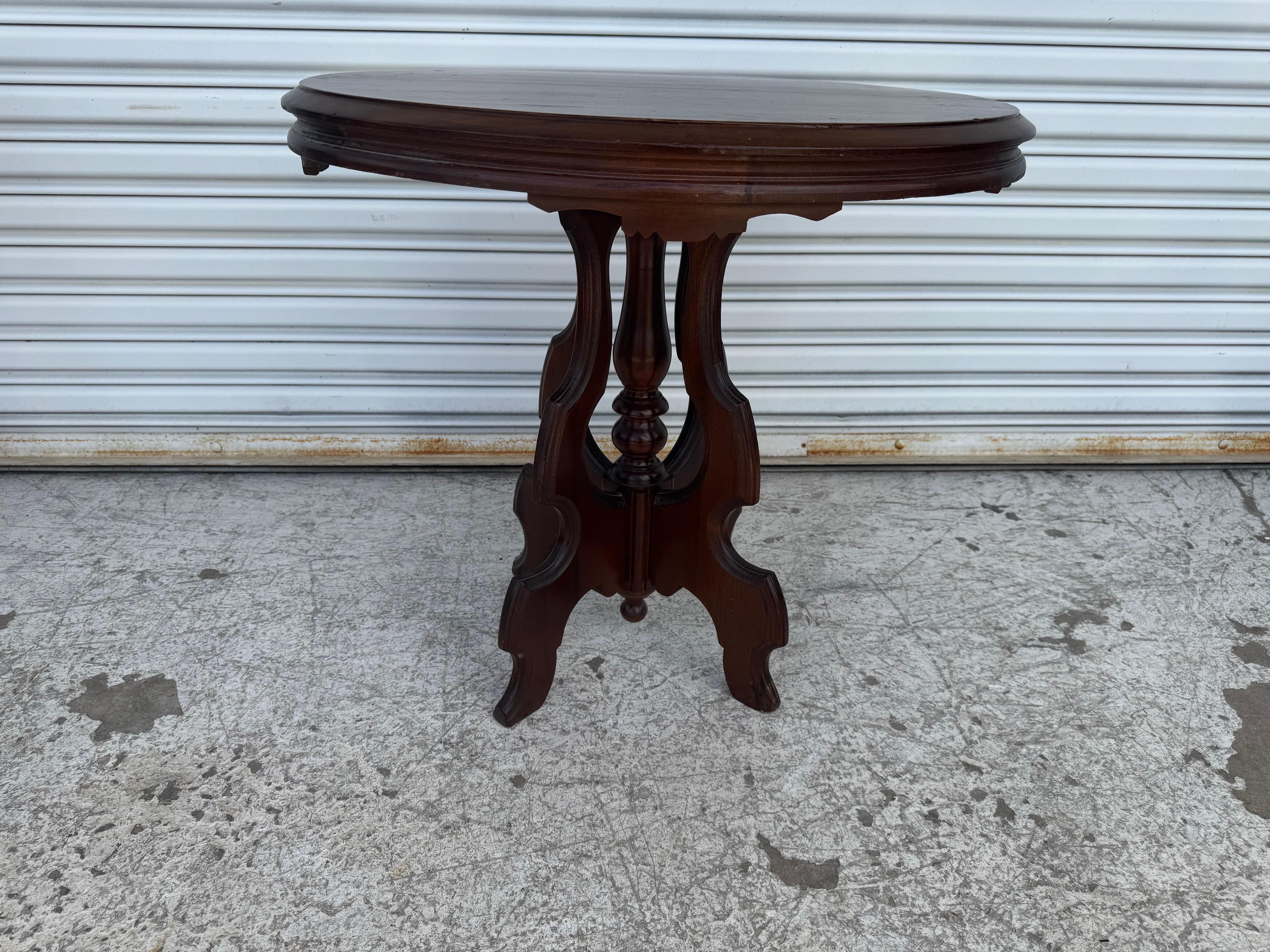 Antico tavolino vittoriano in noce Eastlake In condizioni buone in vendita a Pasadena, TX