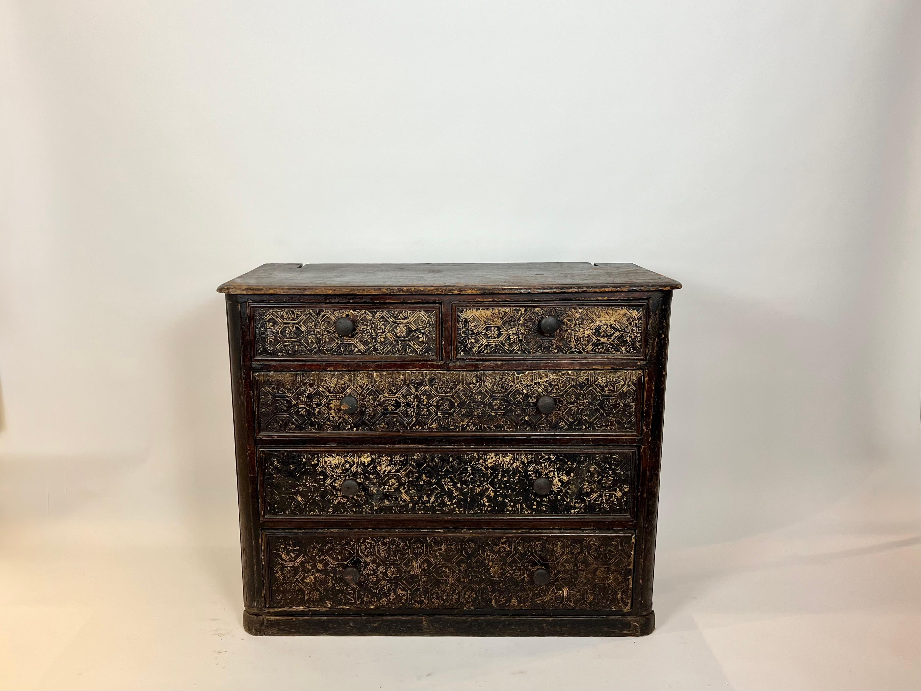 Antica cassettiera rustica vittoriana con macchia originale, impreziosita da cassetti originali rivestiti di carta da parati, circa fine 1800.

In condizioni originali e intatte. La cassapanca presenta l'originale tinta ebanizzata scura, quasi nera,