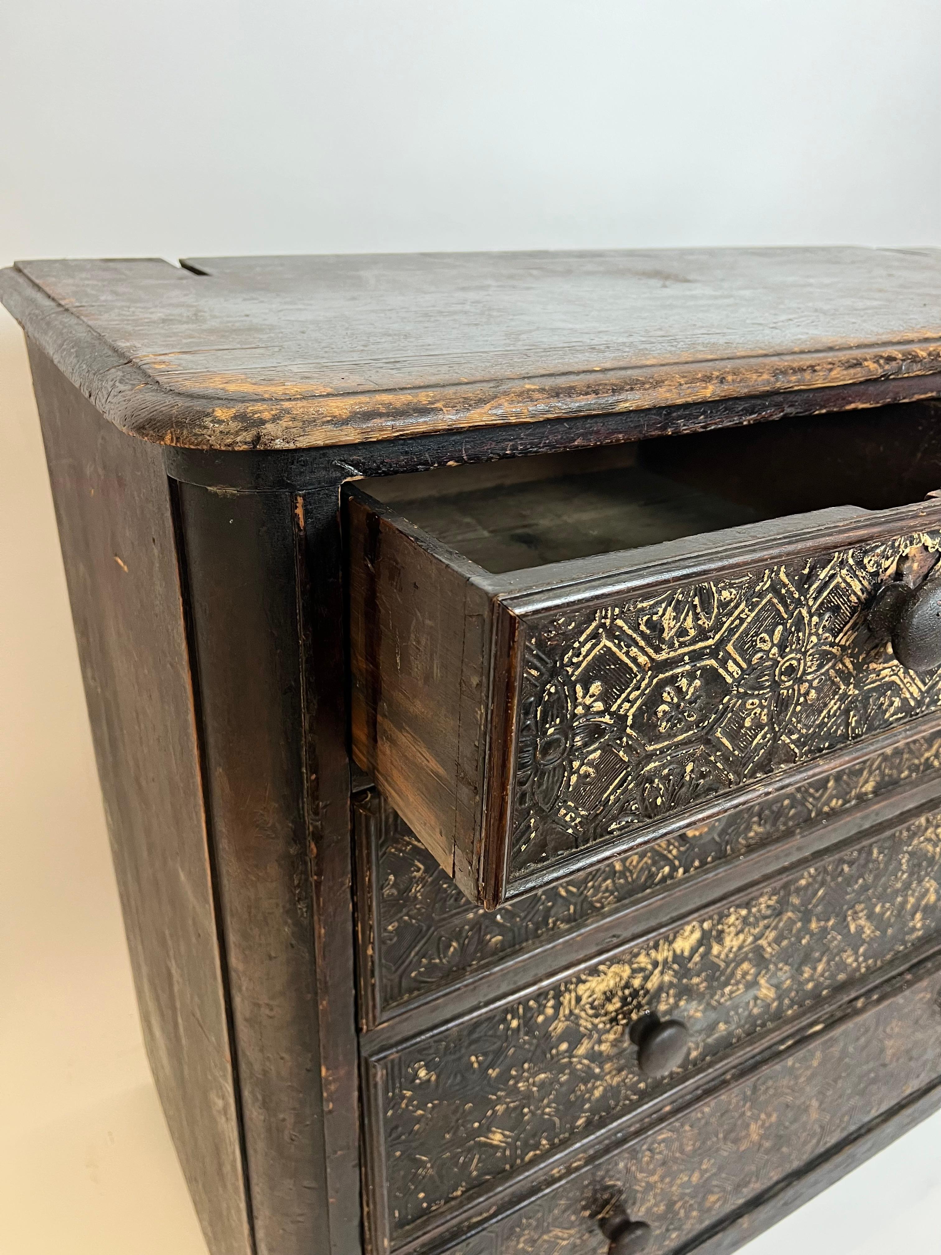 Gallese Antique Victorian Ebonized Chest Of Drawers, Mid To Late 19th Century in vendita