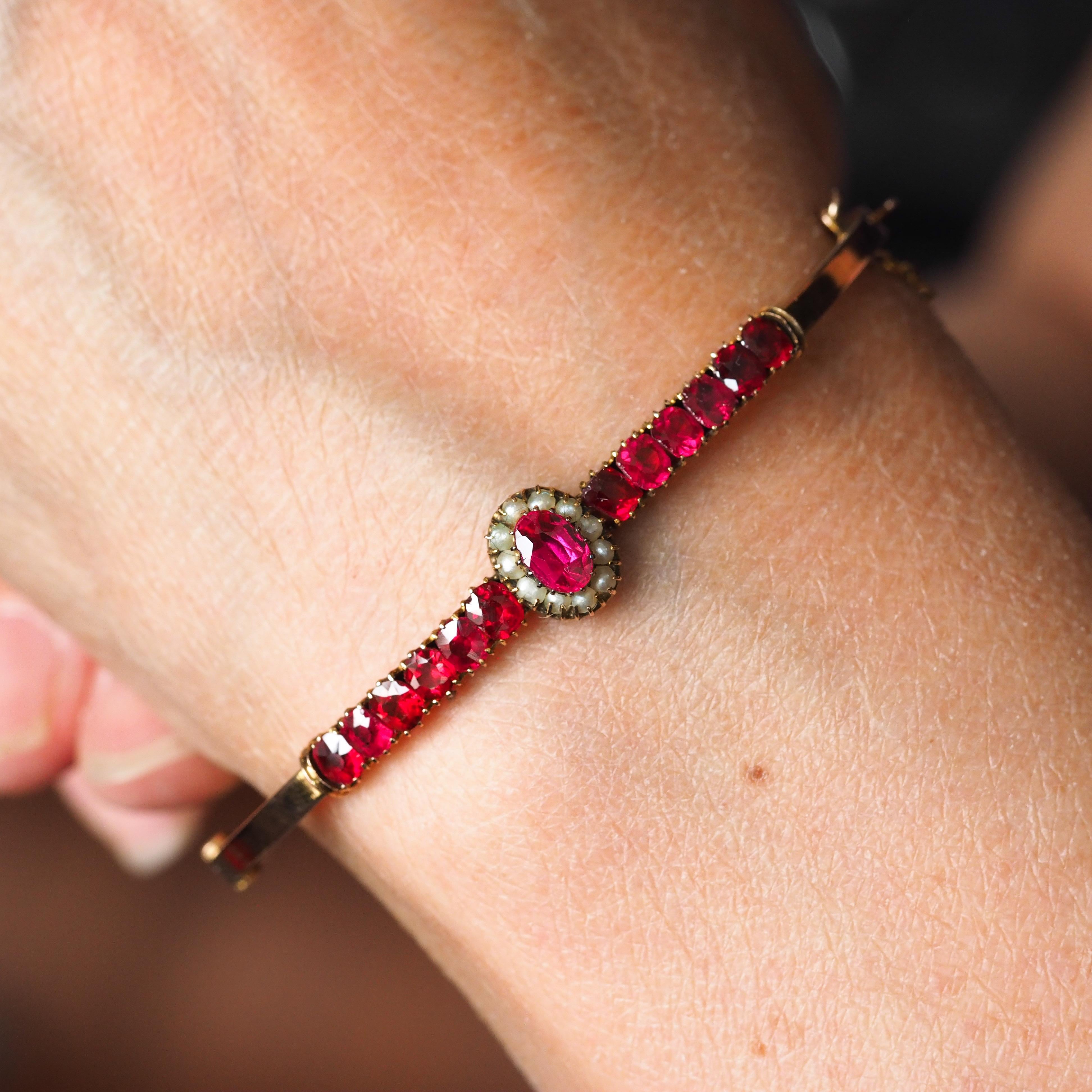 Antique Victorian/Edwardian Pink Garnet & Seed Pearl Bangle 9K Gold - c.1900 In Good Condition For Sale In London, GB