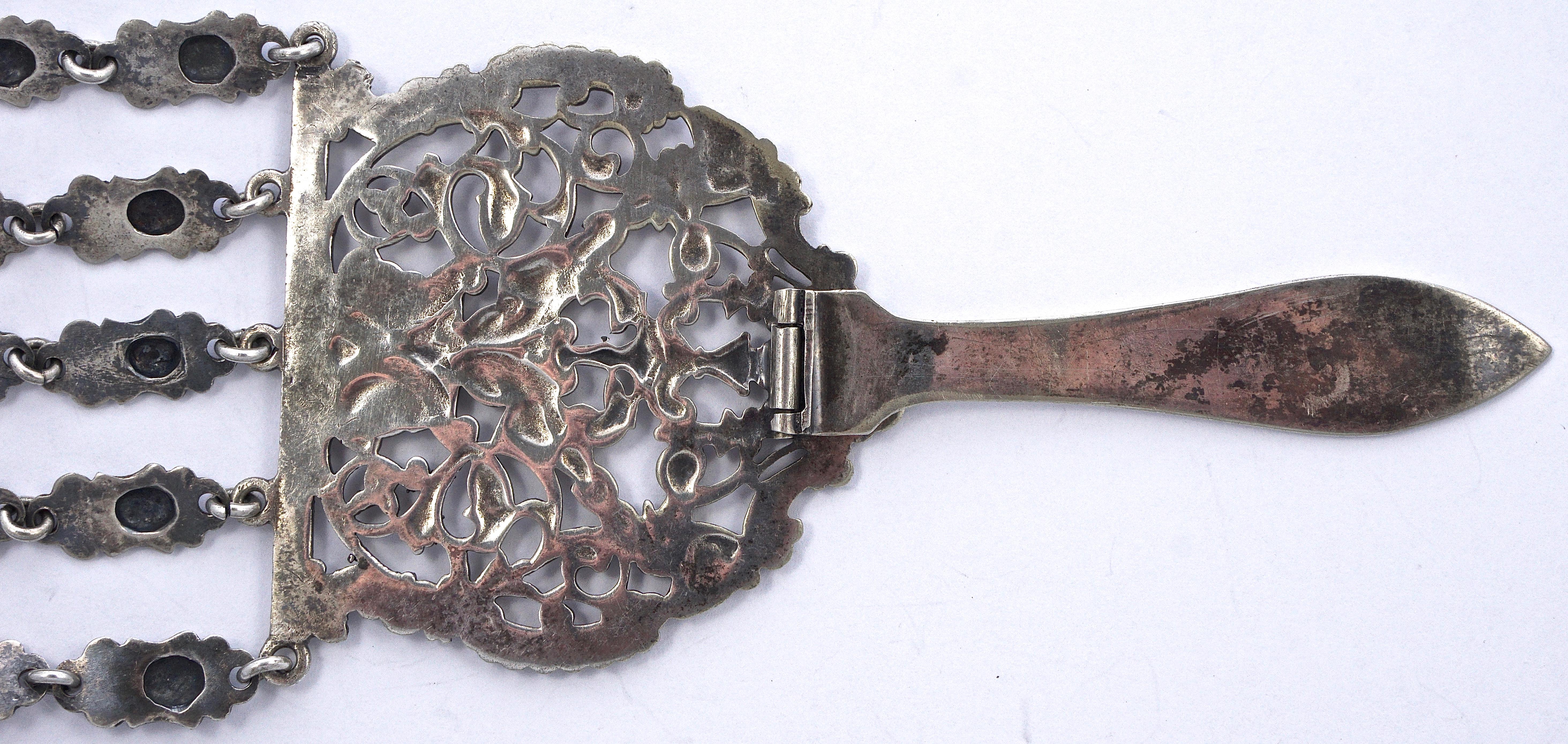 Victorien Chatelaine victorienne ancienne en nickel nickelé plaqué électro avec accessoires en vente