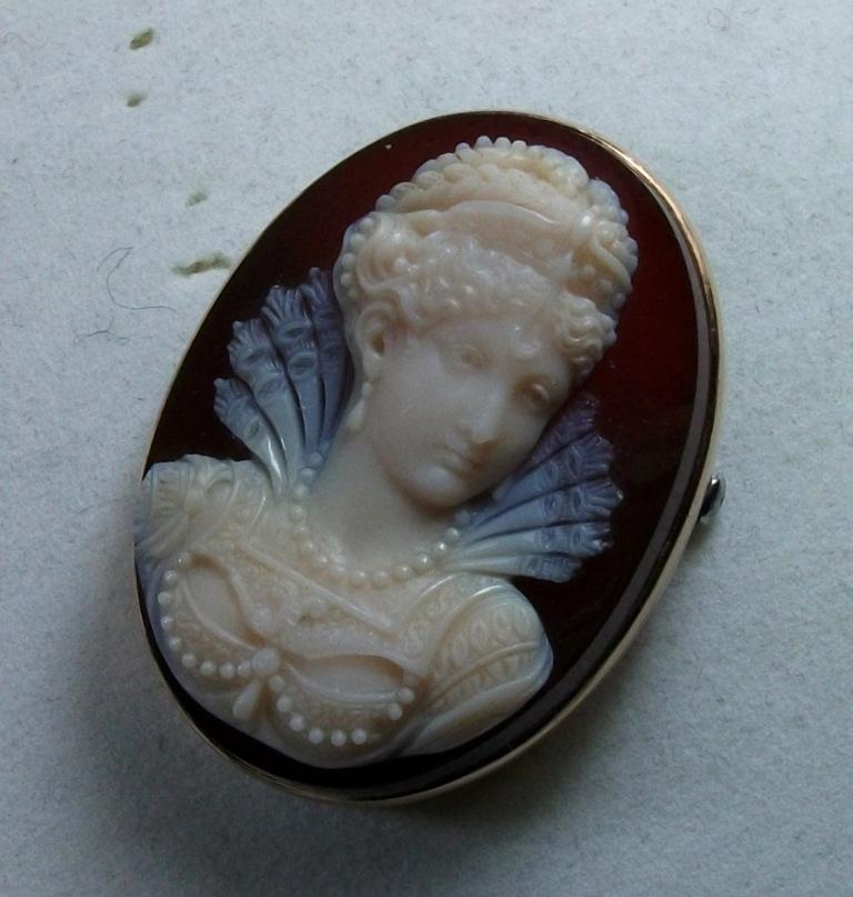 Museum Quality hard stone cameo brooch depicting a princess from Renaissance era. Her clothes recall the Elizabethan style and are superbly made. This cameo is full of stunning details amazingly made as her hairstyle, braided and lifted up, her hear