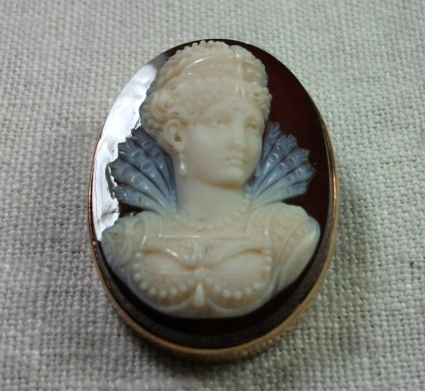 Antique Victorian Elizabethan Princess Hard Stone Cameo Brooch In Excellent Condition For Sale In London, GB