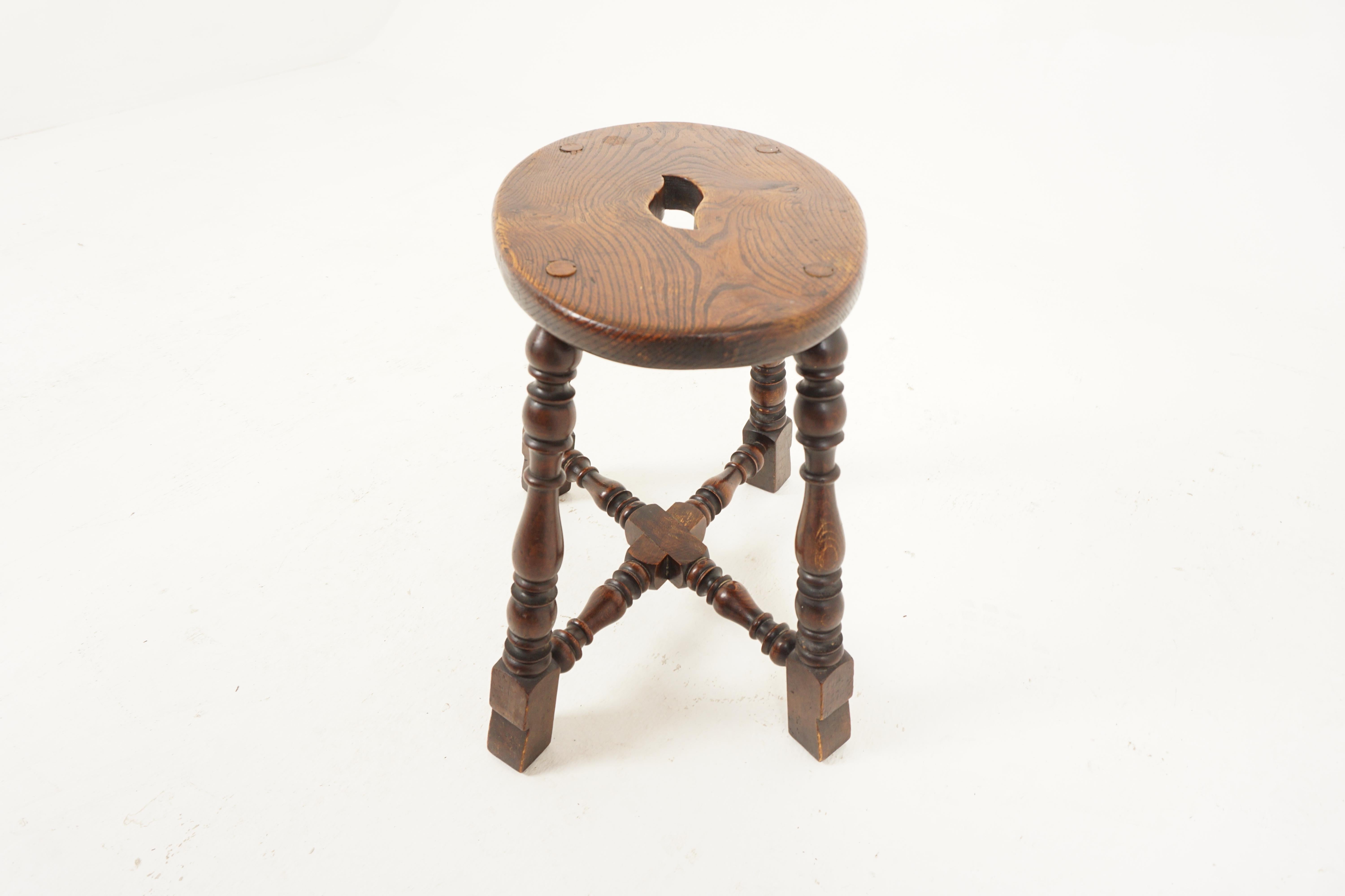 Antiker viktorianischer Tischhocker aus Ulme und Eiche in ovaler Form, Schottland 1890, H249 im Zustand „Gut“ im Angebot in Vancouver, BC