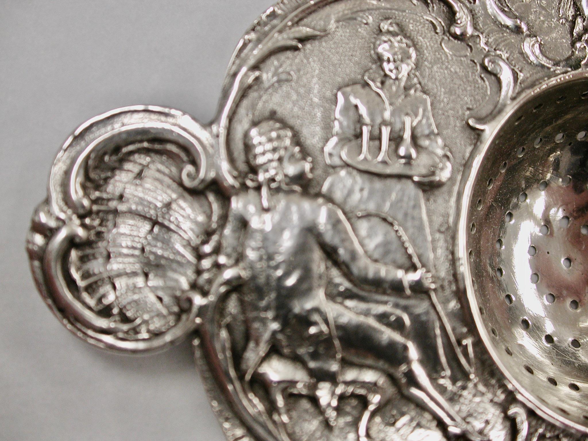 Antico colino da tè vittoriano in argento sbalzato, datato 1896, marchio d'importazione di Londra
Importato a Londra da Samuel Boyce Landeck da Hanau
I rilievi in rilievo sono ancora molto nitidi e di ottima qualità.
Questo colino per il tè si