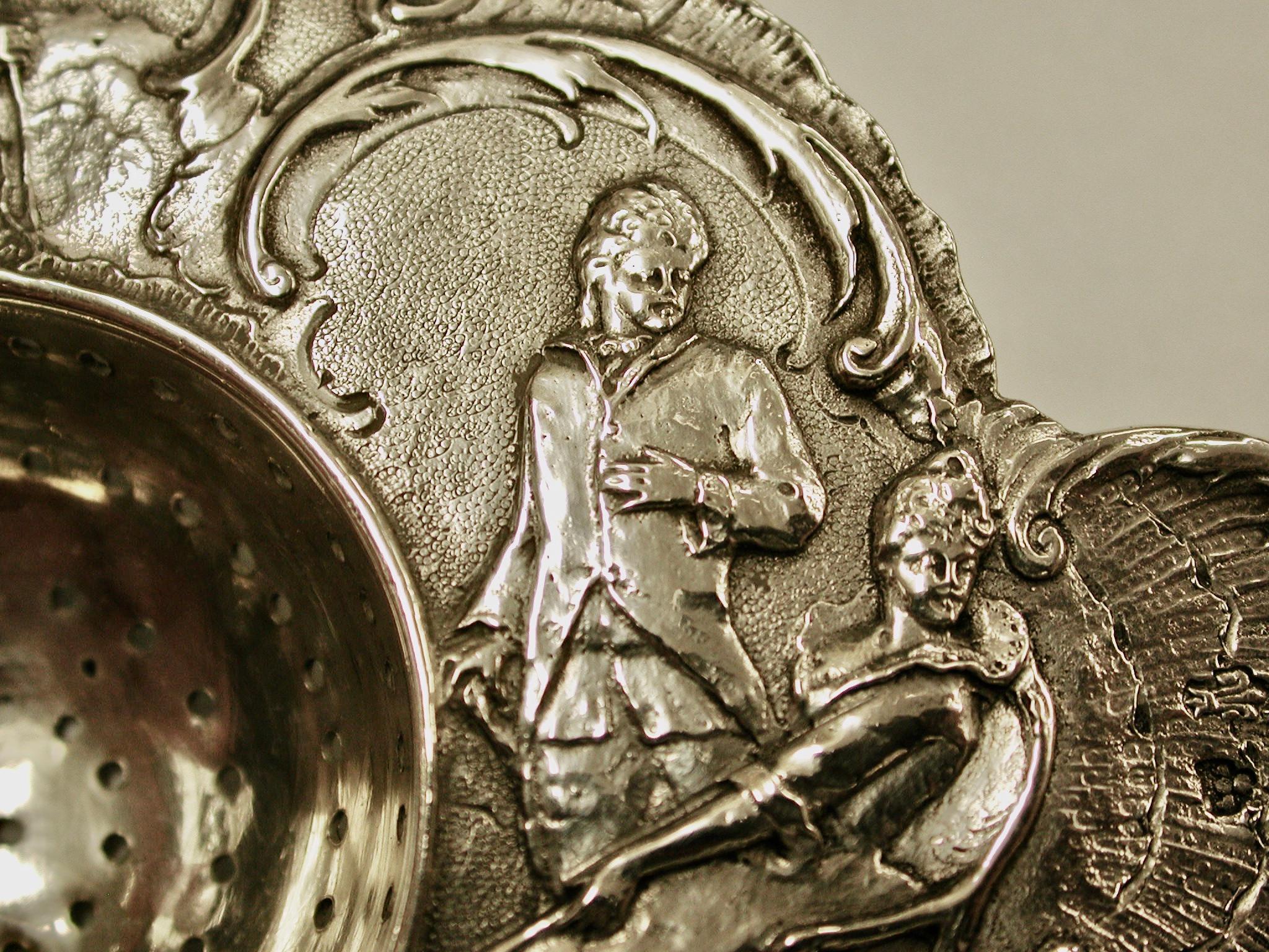 Neorococò Antico colino da tè vittoriano in argento sbalzato, datato 1896, marchio d'importazione di Londra in vendita