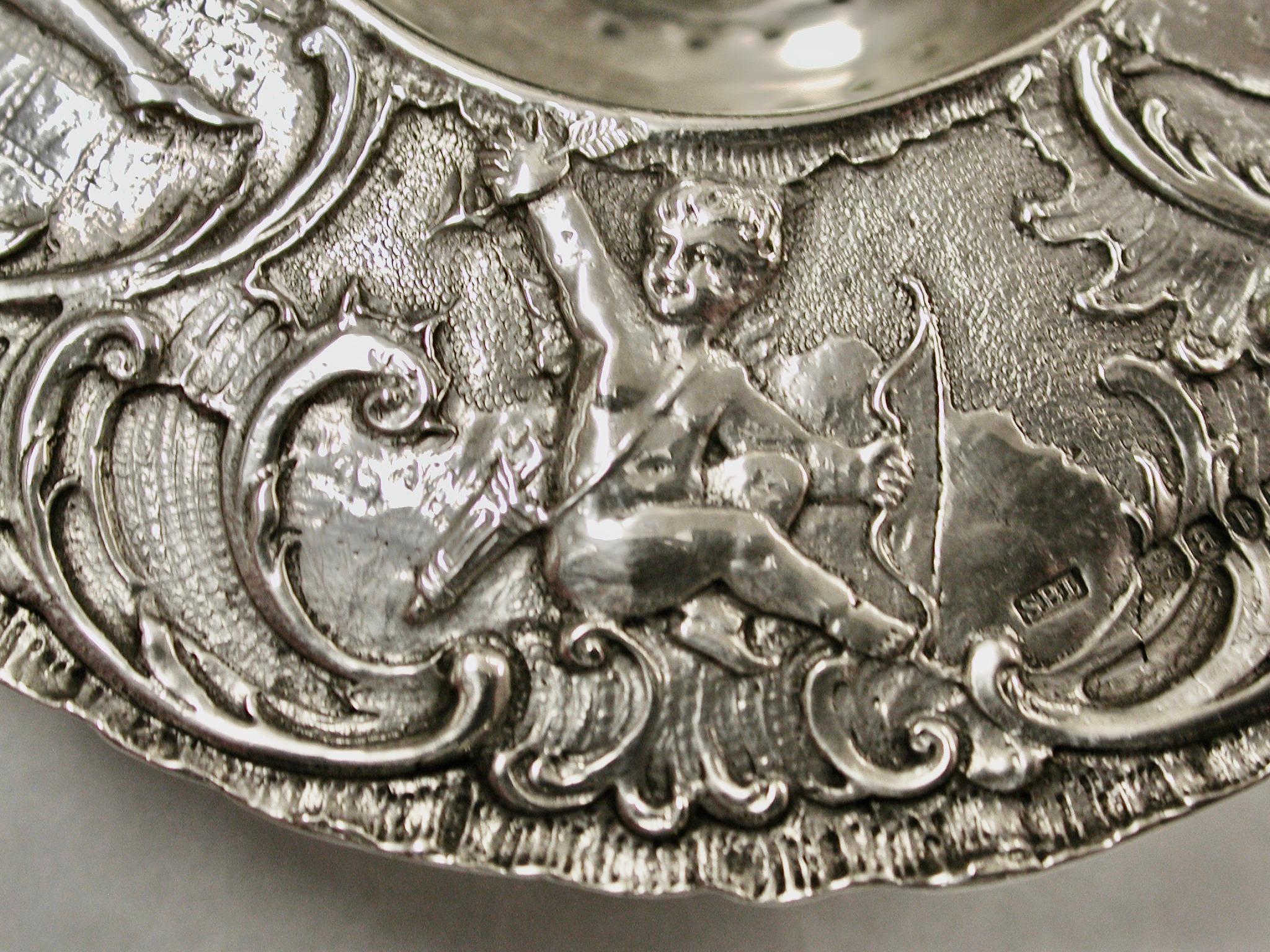 Inglese Antico colino da tè vittoriano in argento sbalzato, datato 1896, marchio d'importazione di Londra in vendita