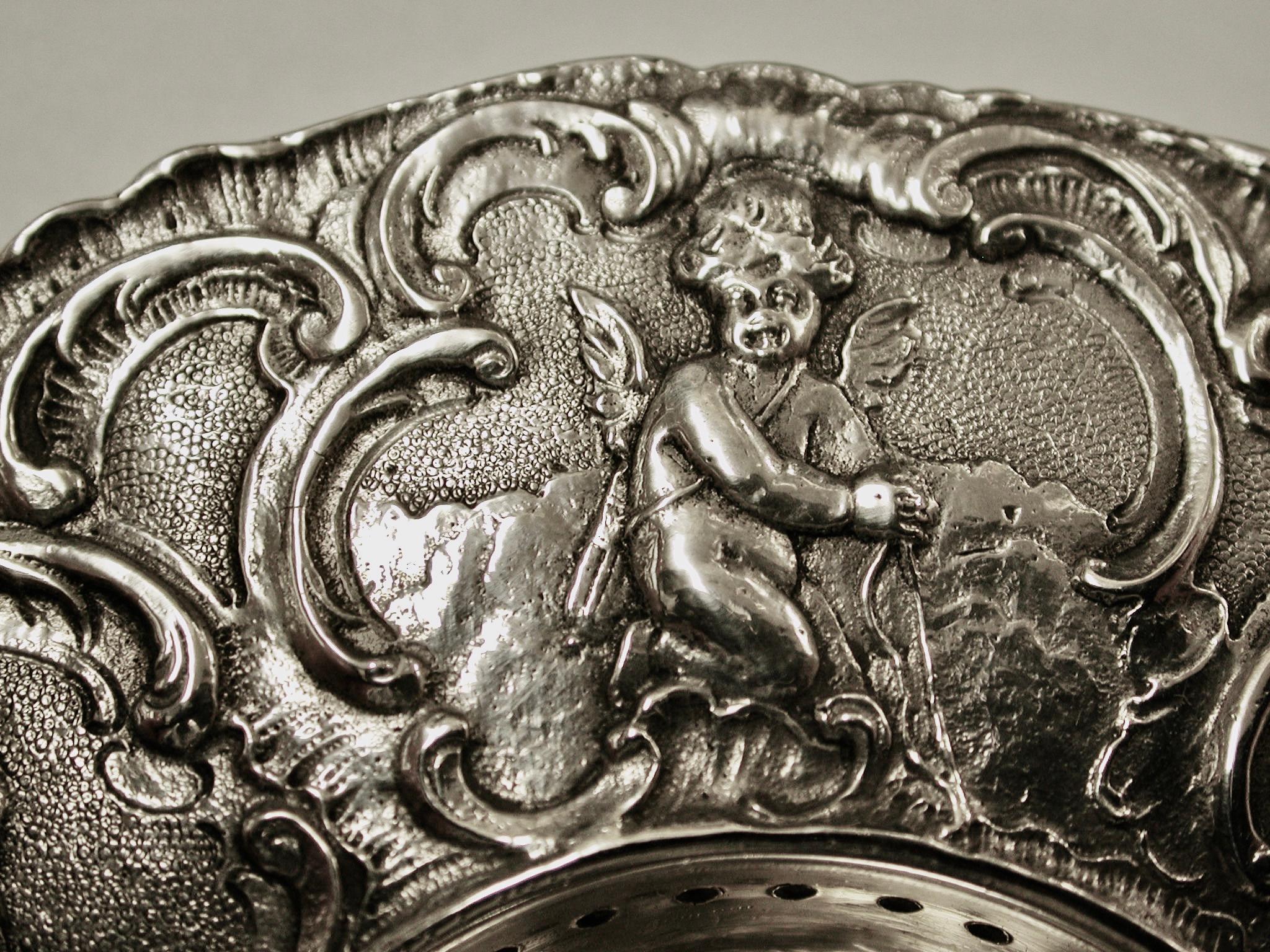 Antico colino da tè vittoriano in argento sbalzato, datato 1896, marchio d'importazione di Londra In condizioni buone in vendita a London, GB