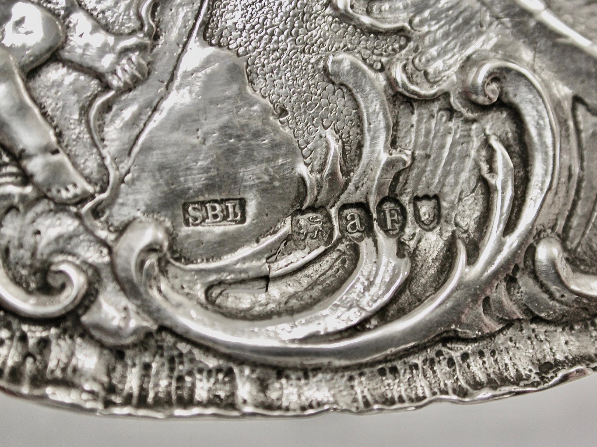 Fine XIX secolo Antico colino da tè vittoriano in argento sbalzato, datato 1896, marchio d'importazione di Londra in vendita