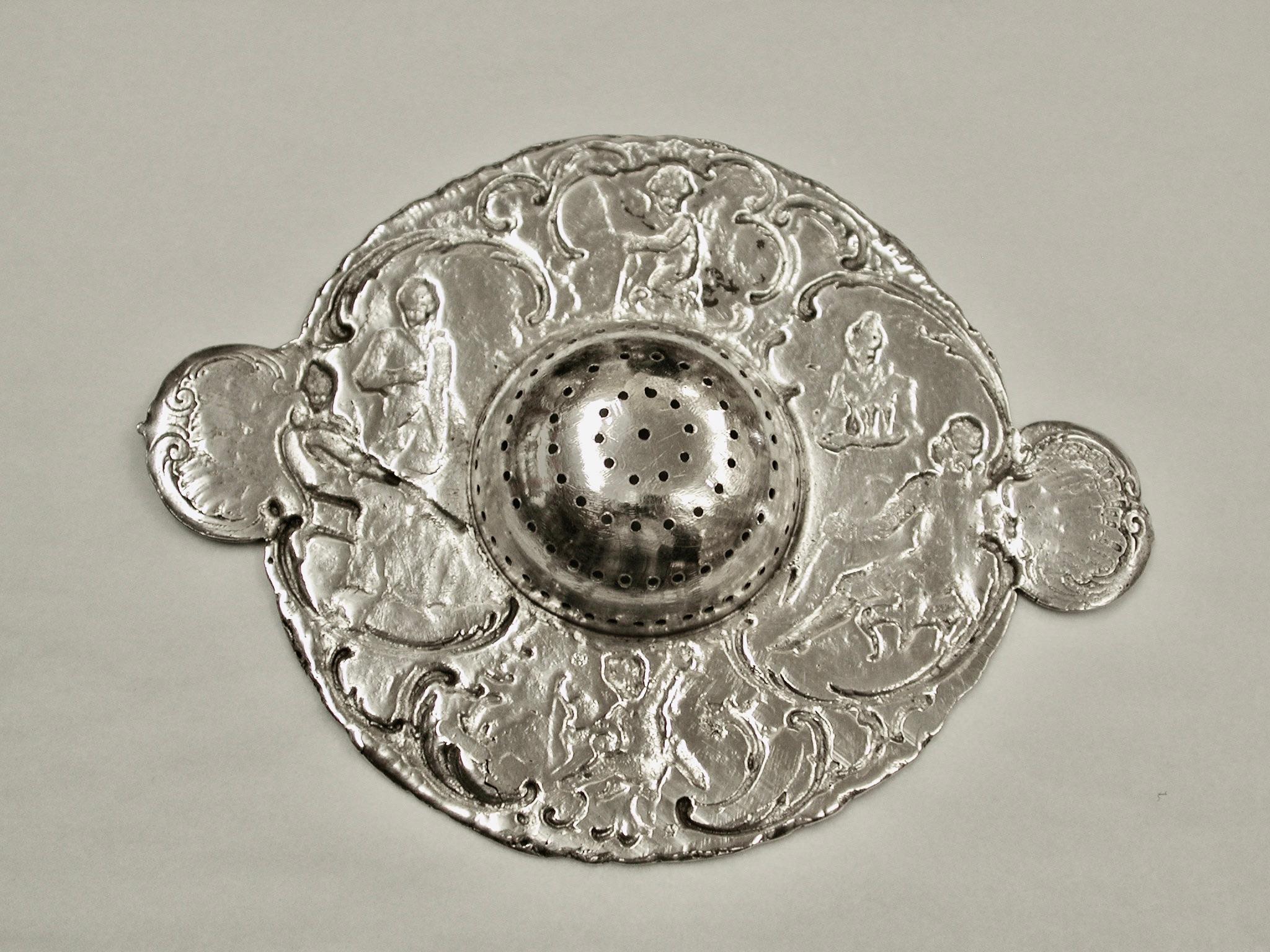 Argento 925 Antico colino da tè vittoriano in argento sbalzato, datato 1896, marchio d'importazione di Londra in vendita