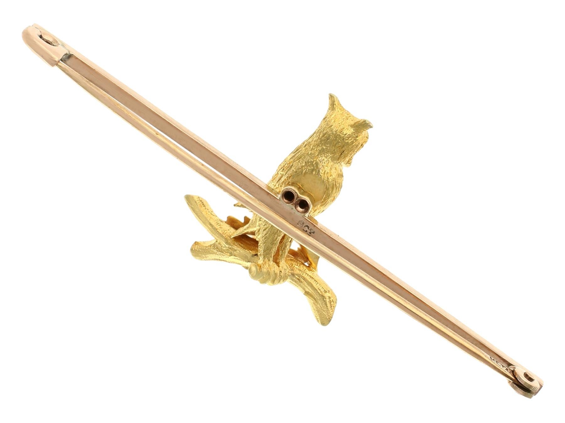 Taille ronde Broche hibou victorienne en or jaune 15 carats avec émeraude de 0,06 carat en vente