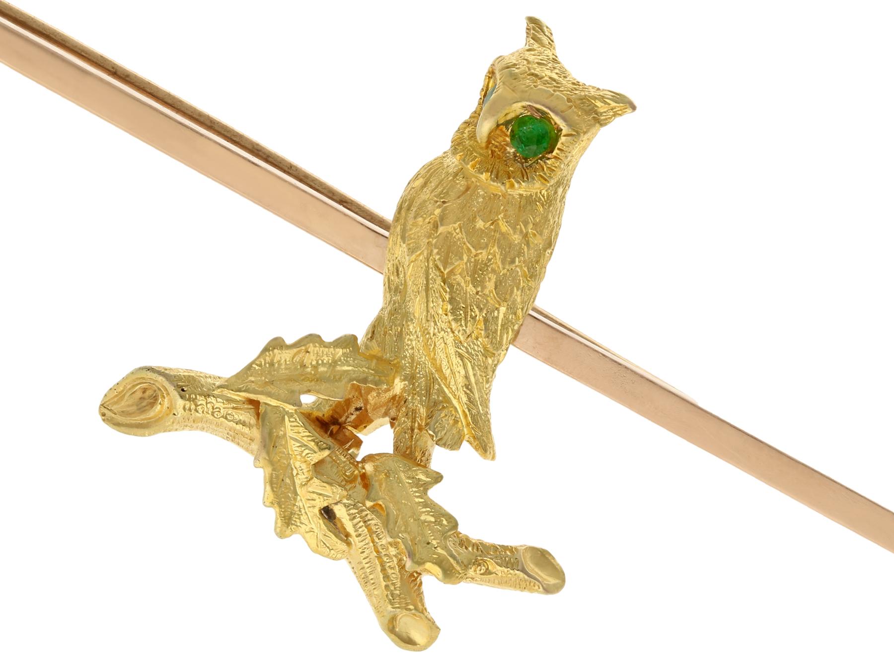 Victorian 0.06 Carat Emerald 15K Yellow Gold Owl Brooch For Sale 1