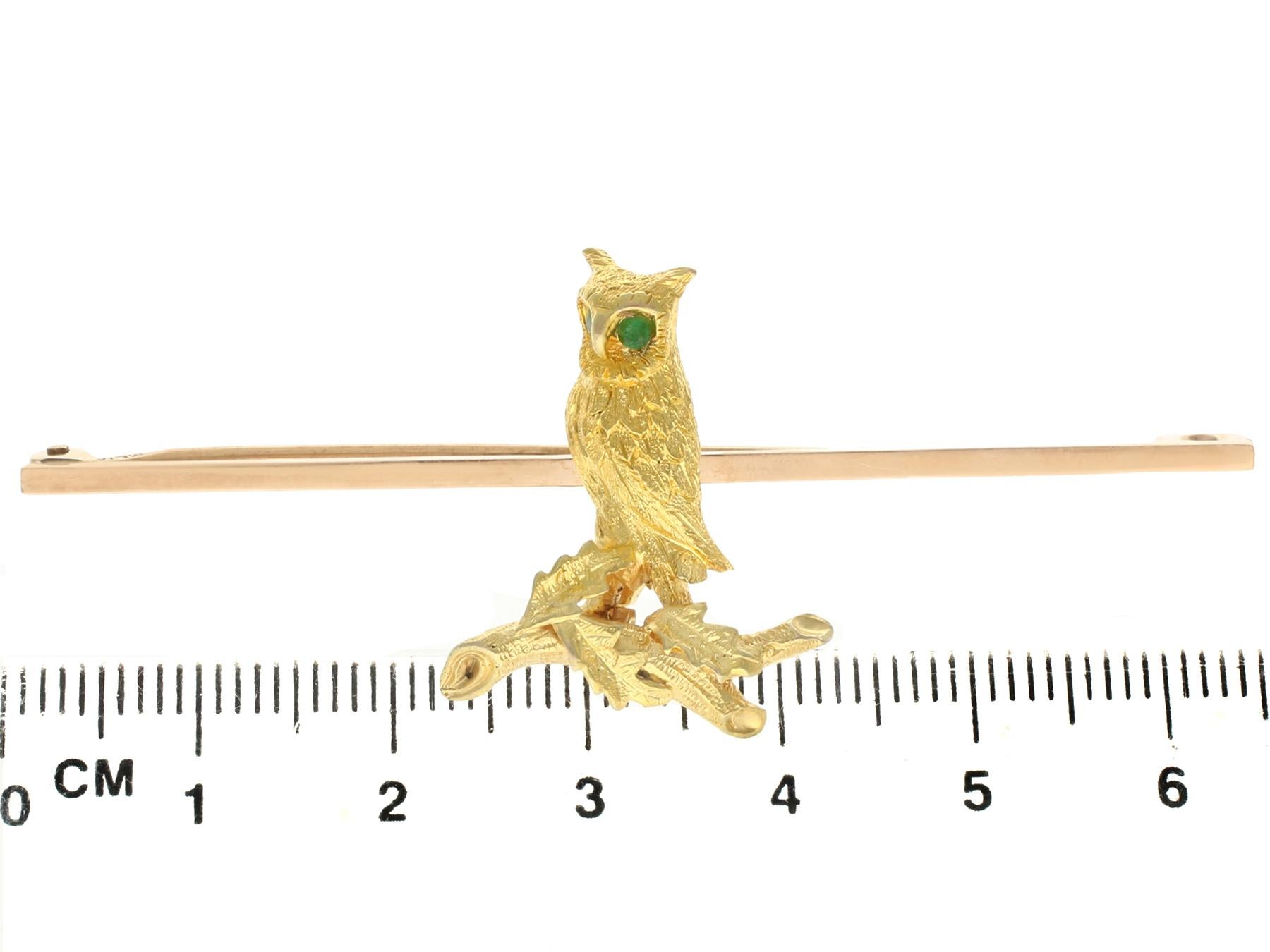 Victorian 0.06 Carat Emerald 15K Yellow Gold Owl Brooch For Sale 4