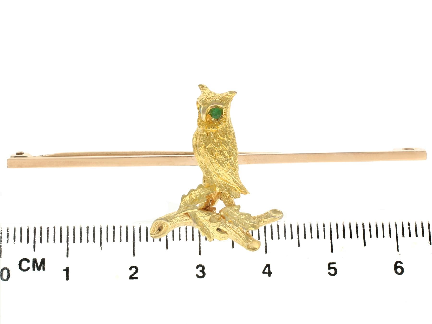 Victorian 0.06 Carat Emerald 15K Yellow Gold Owl Brooch For Sale 2