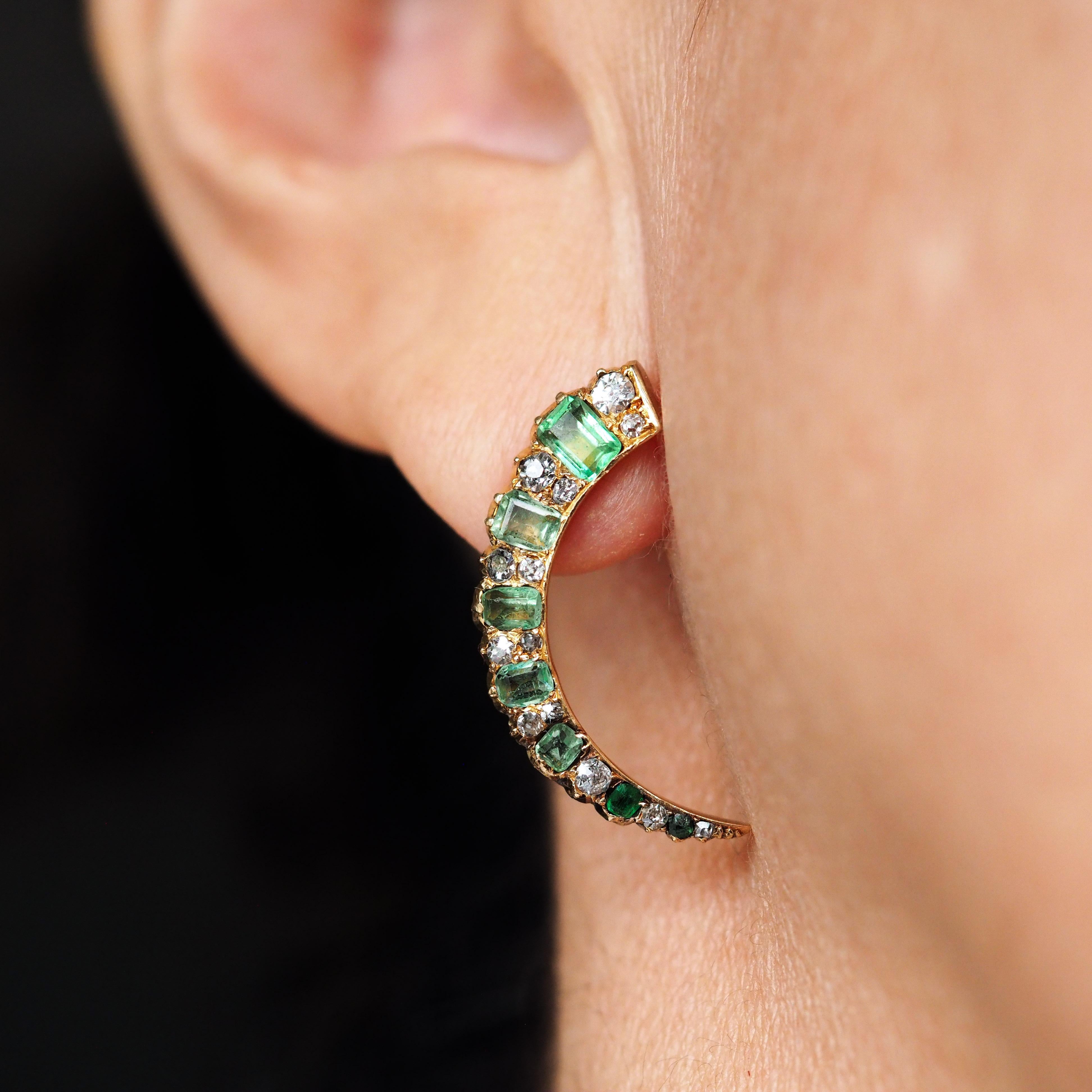 Antike viktorianische Smaragd- und Diamant-Ohrringe aus 18 Karat Gold mit Halbmond-Design - um 1890 im Angebot 11