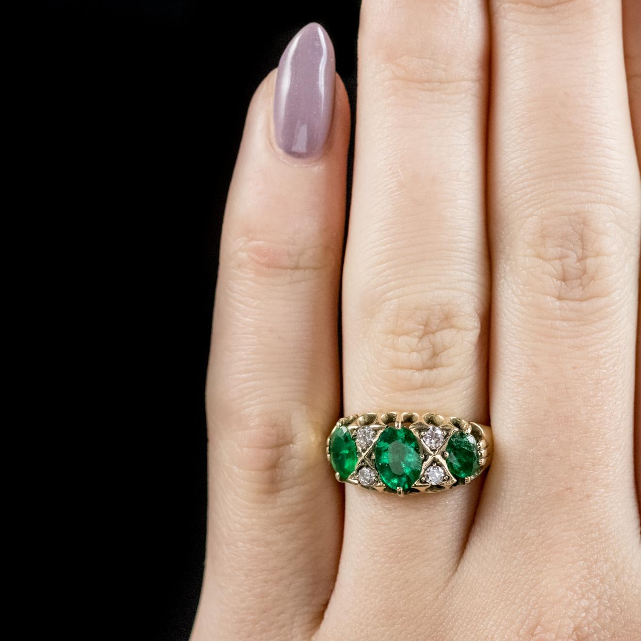 Antique Victorian Emerald Diamond Ring 18 Carat Gold, circa 1900 3