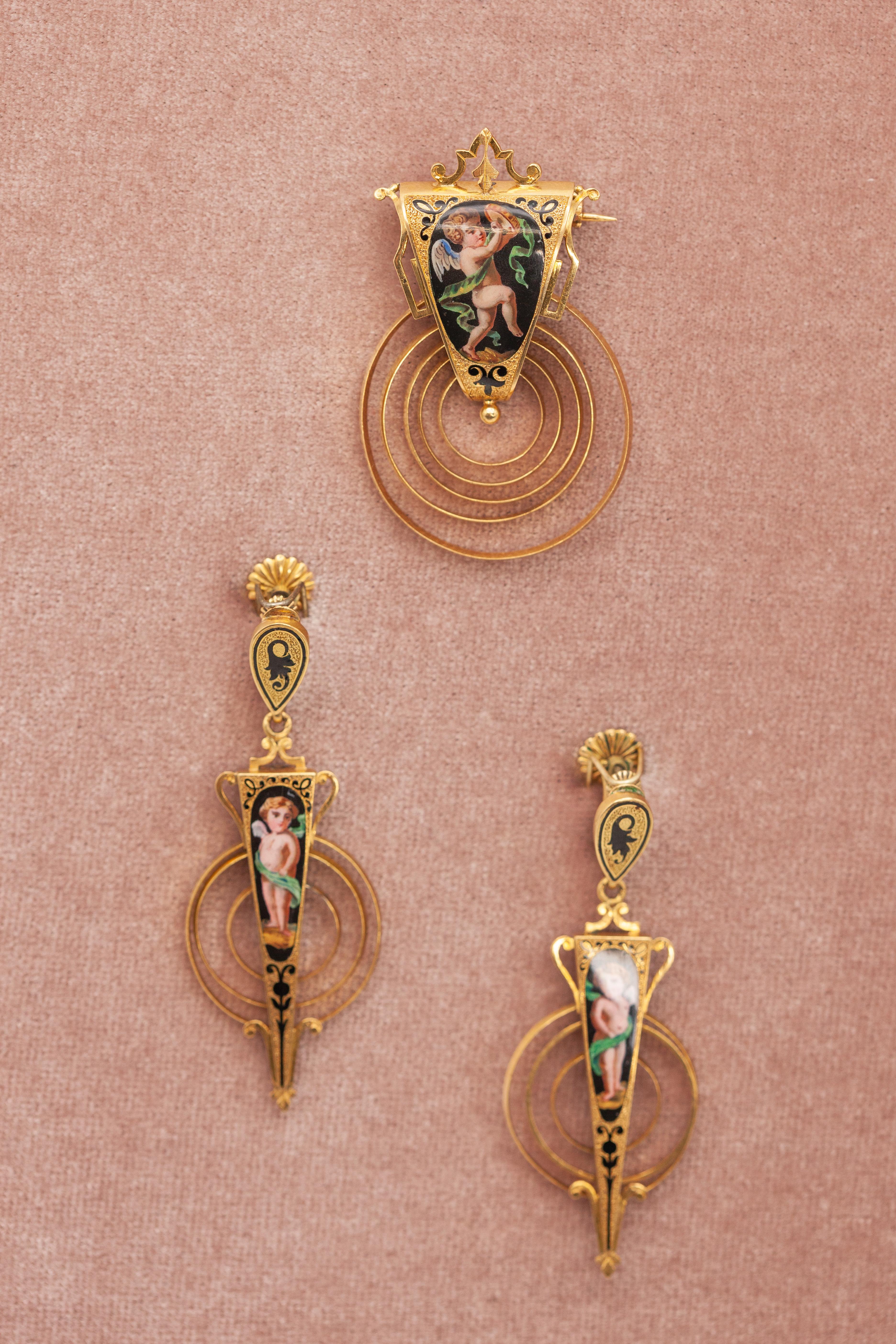 Antique Victorian Enamel Cherub Earrings and Brooch Set in 18K Gold c. 1900 en Excelente estado para la venta en New York, NY