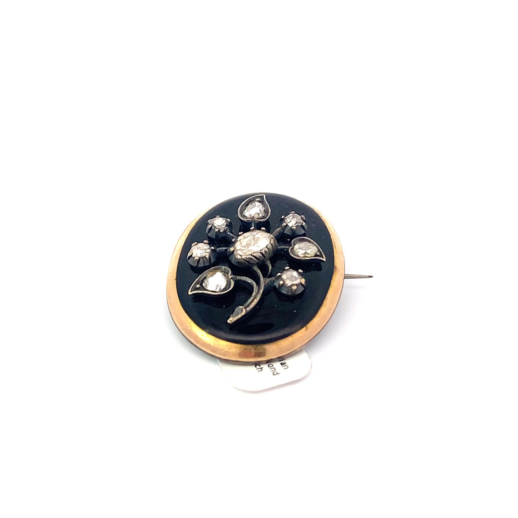 Einzigartige Emaille-Brosche aus der viktorianischen Periode, umhüllt von 10k Gold mit sieben (7) 2mm runden Diamanten im Rosenschliff und einem (1) 4mm ovalen Diamanten im Rosenschliff. Die Diamanten sind in einem floralen Muster mit flachen Zacken