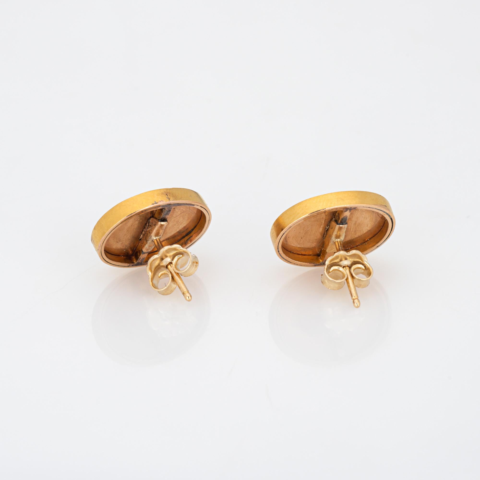 Elegantes Paar antiker viktorianischer Emaille-Ohrringe aus 18 Karat Gelbgold (ca. 1870er bis 1880er Jahre).

Wunderschön realistische, handbemalte Emaille-Miniaturen stellen das Seitenprofil einer Frau dar. Goldgepresste Folienbesätze an Haaren und