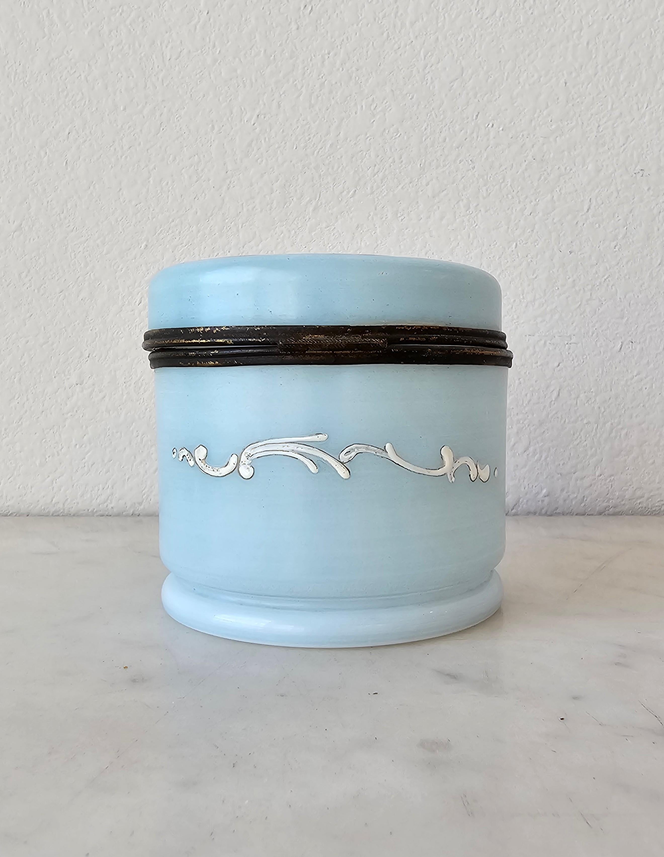 Antiguo Cofre Victoriano de Cristal de Leche Opalino Esmaltado Azul Cofre para Joyas en venta 3
